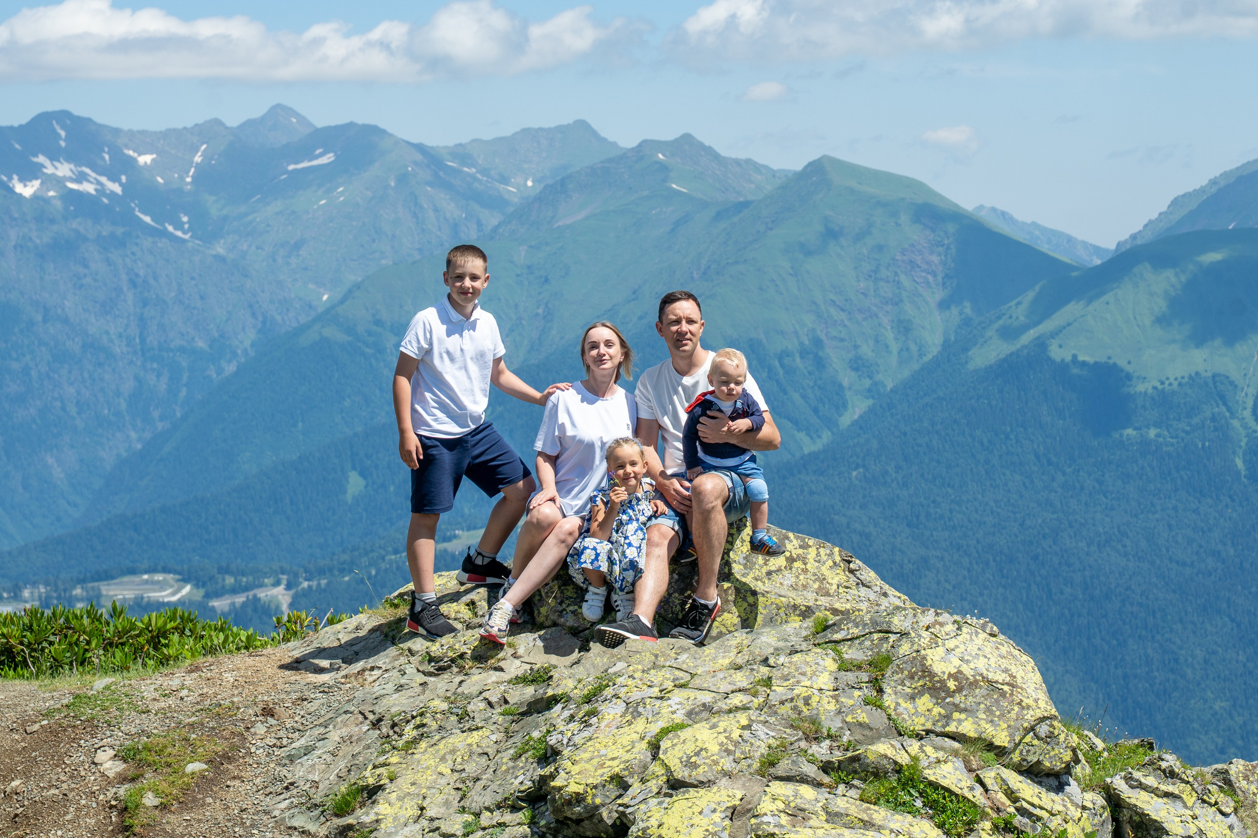 Летнее фото семьи на курорте Роза Хутор