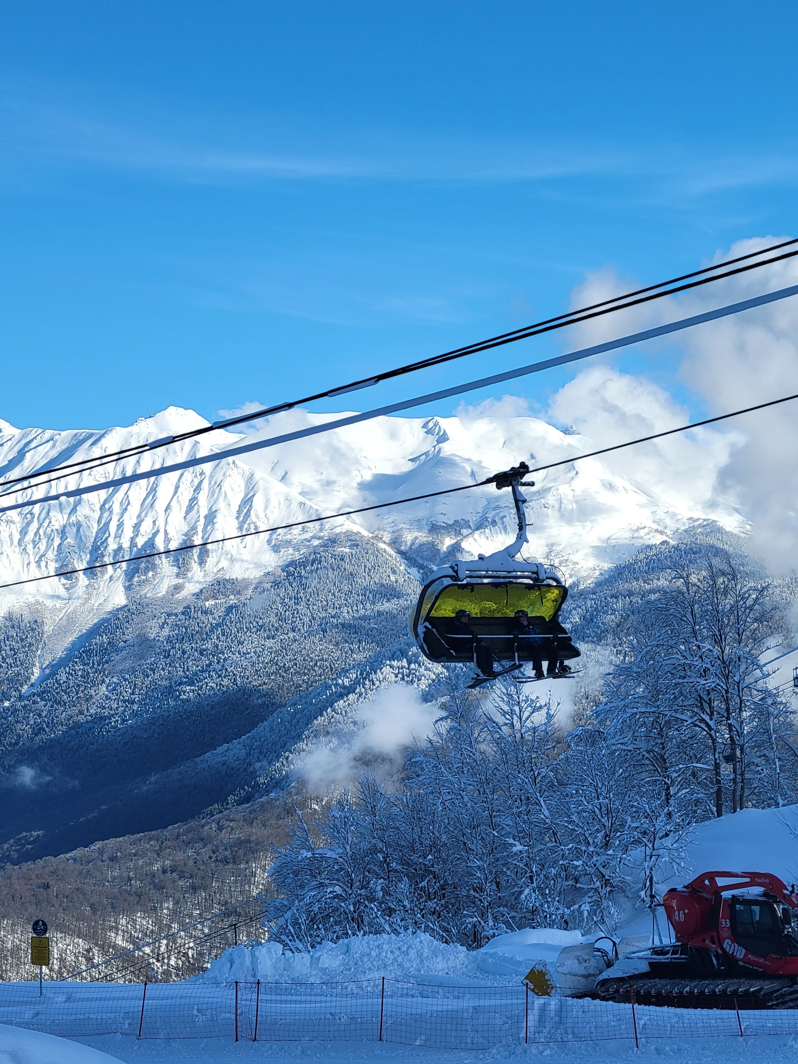 Гуляющих в несколько раз больше, чем катающихся. Многие уехали на Южный склон - ожидаемо собрались пробки на подъемники