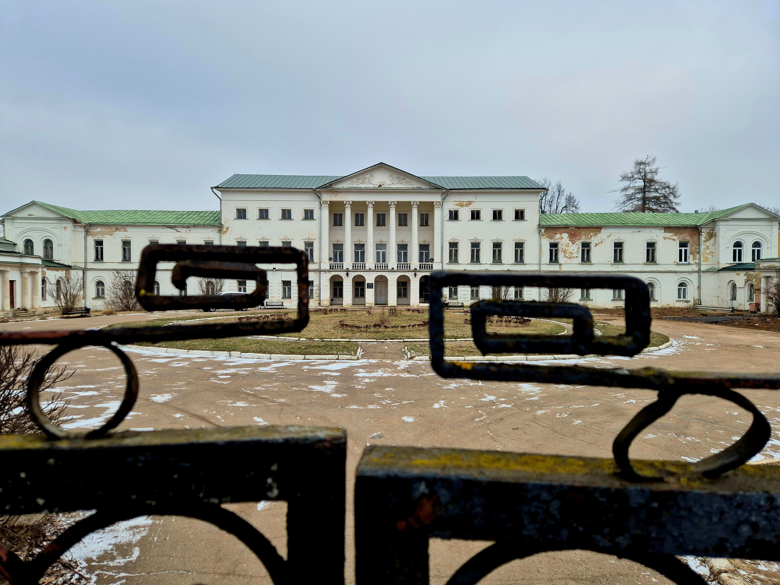 Следующий пункт путешествия - усадьба Ивановское. Интернет рассказывал, что в усадьбе Толстых (родной брат деда Льва Толстого) и позже Закревских, располагается музей