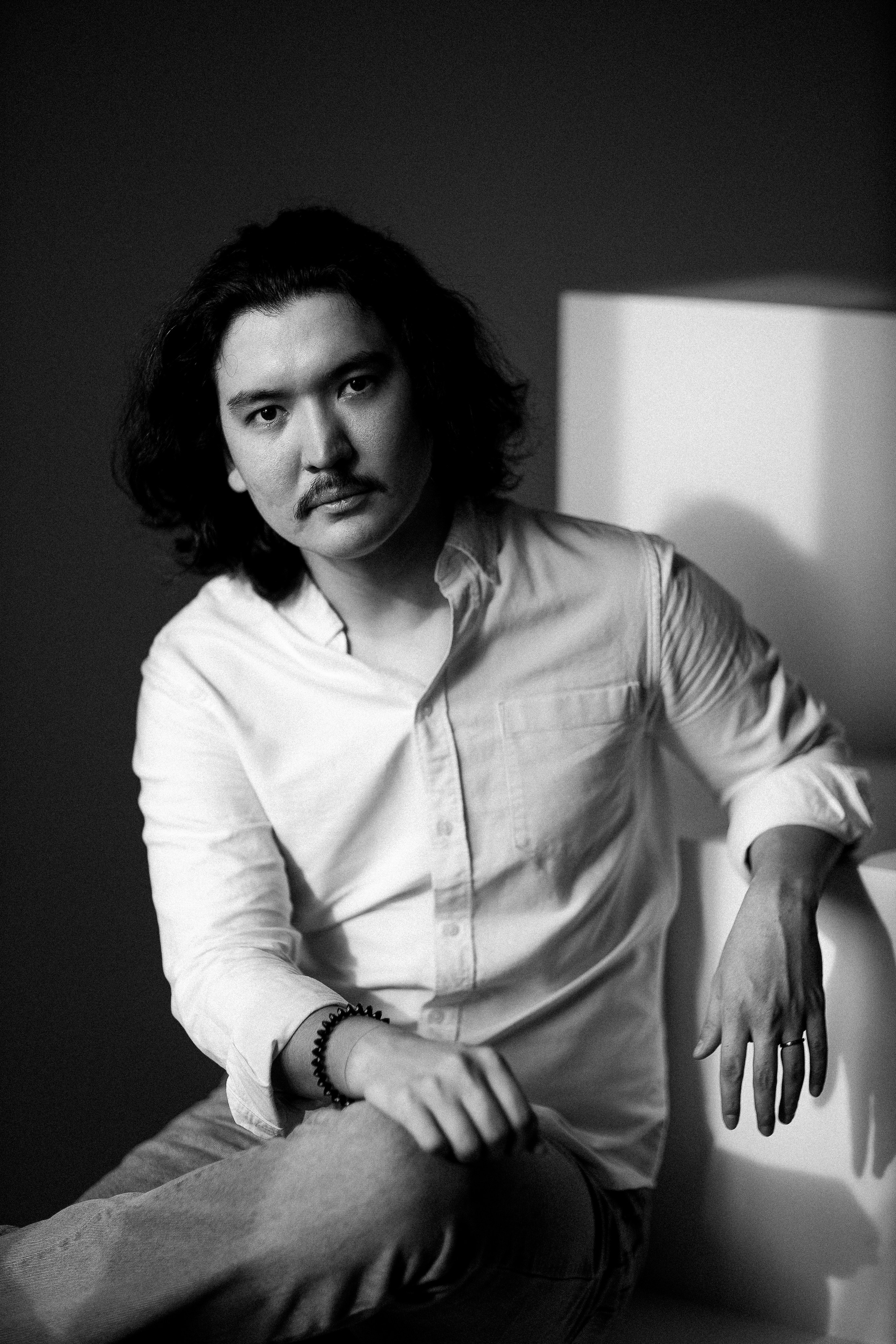 Парная фотосессия на белом фоне. Свадебный и семейный фотограф в Алматы Алексей Балышев