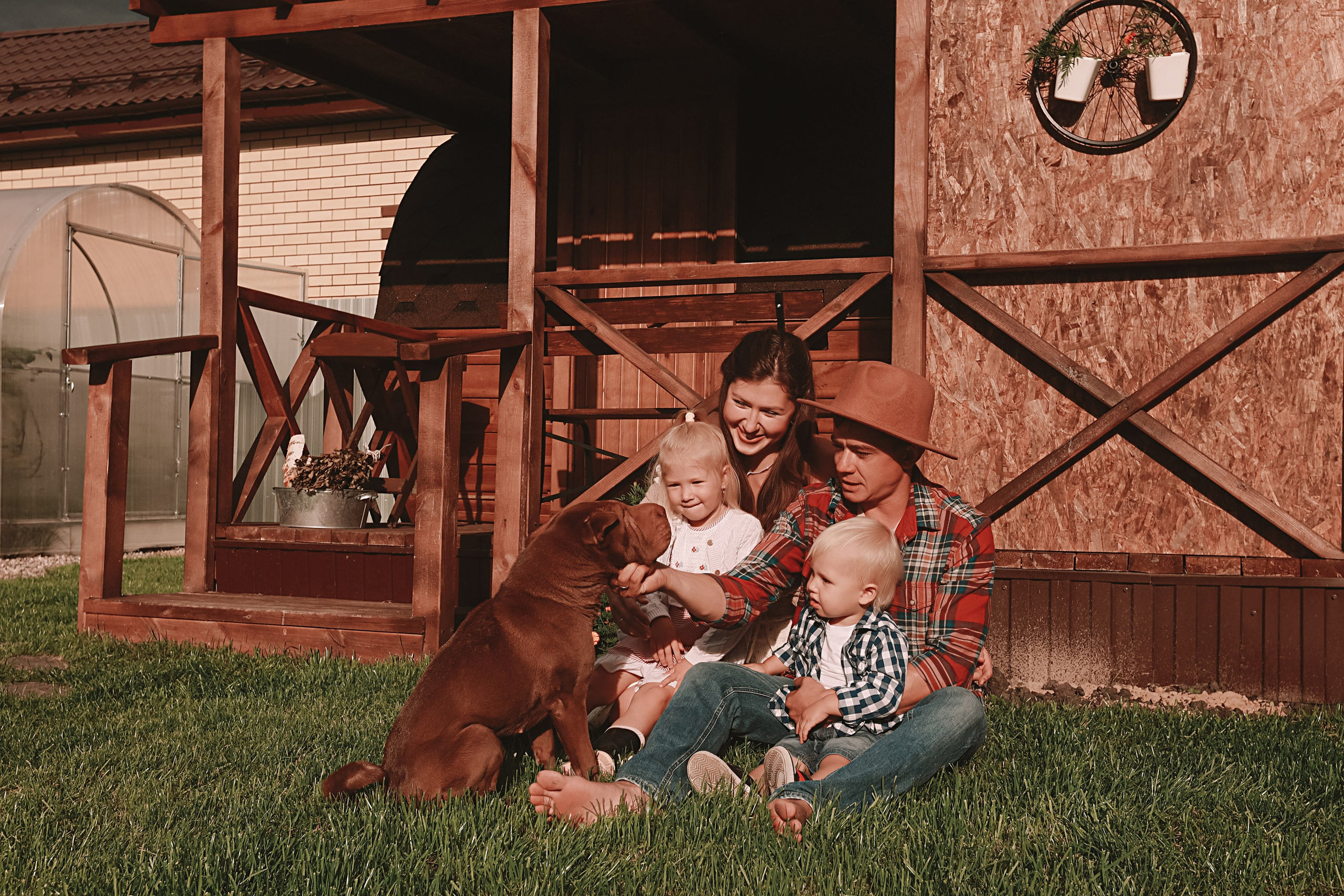 У дома. Семейный фотограф Тюмень, фотограф на роды Салмина Мария