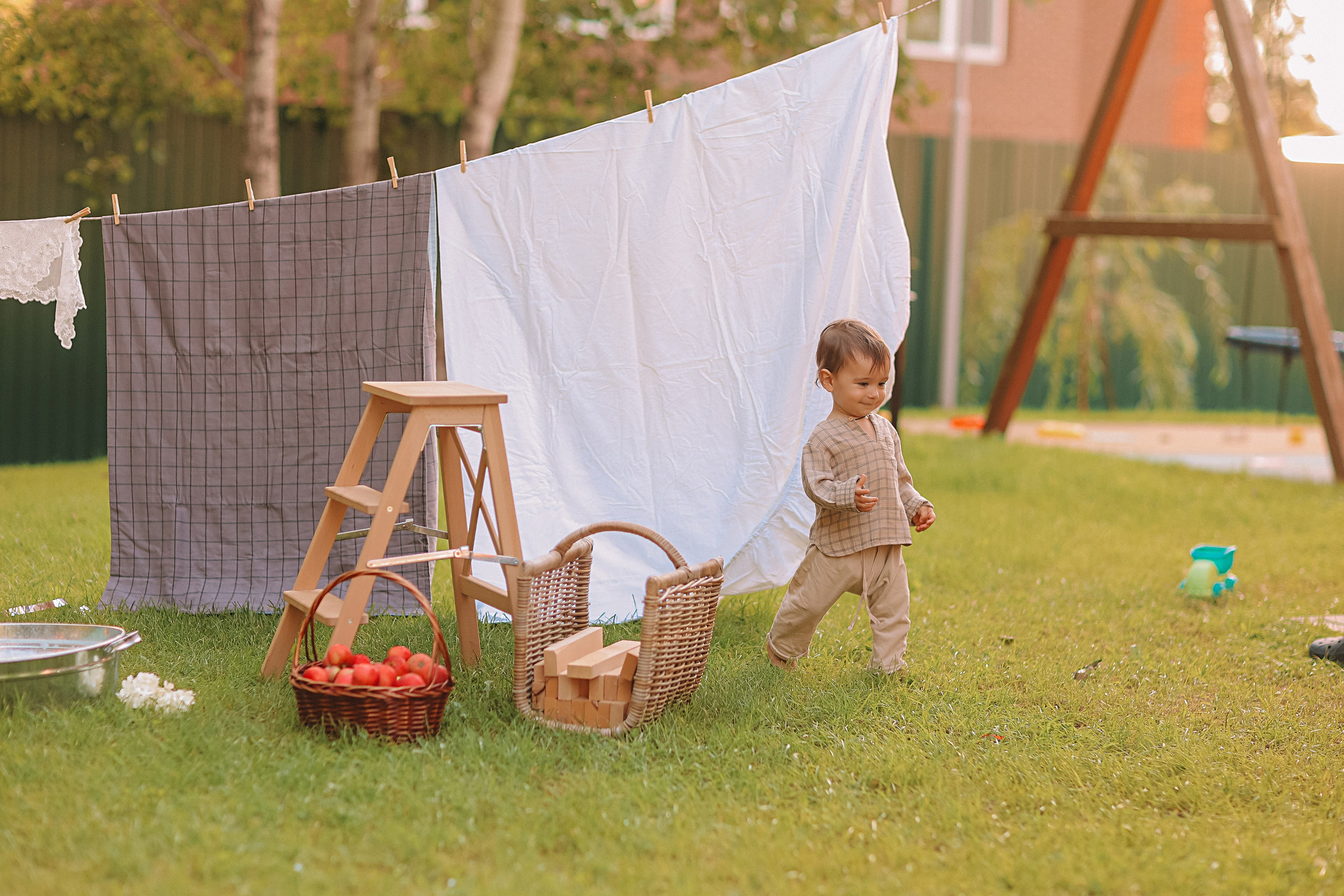 Стирка у дома. Семейный фотограф Тюмень, фотограф на роды Салмина Мария