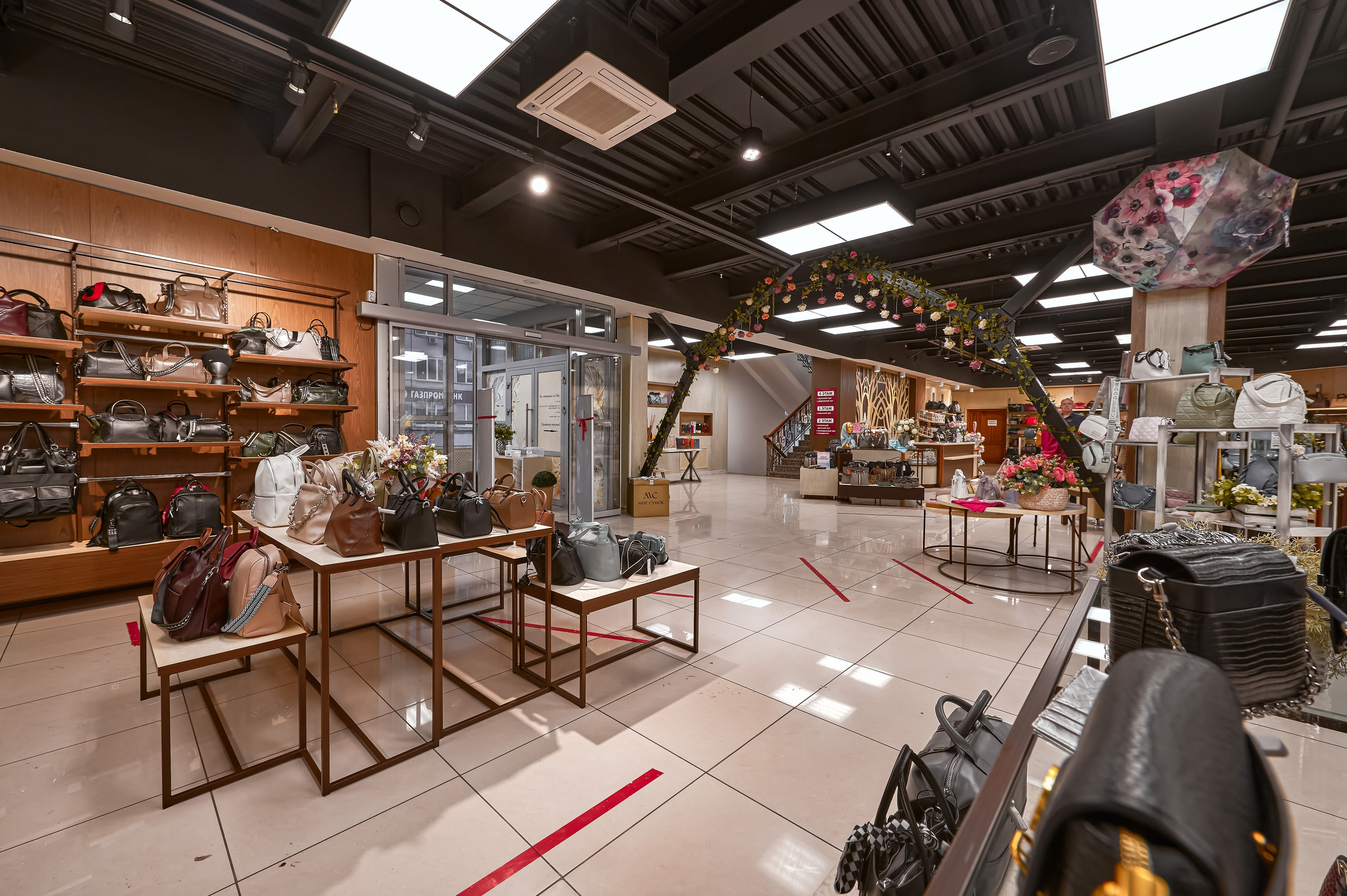 Портфолио по интерьерной и экстерьерной фотосъёмки: Мир сумок — Левый берег. Фотограф Яковлев Роман — Красноярск