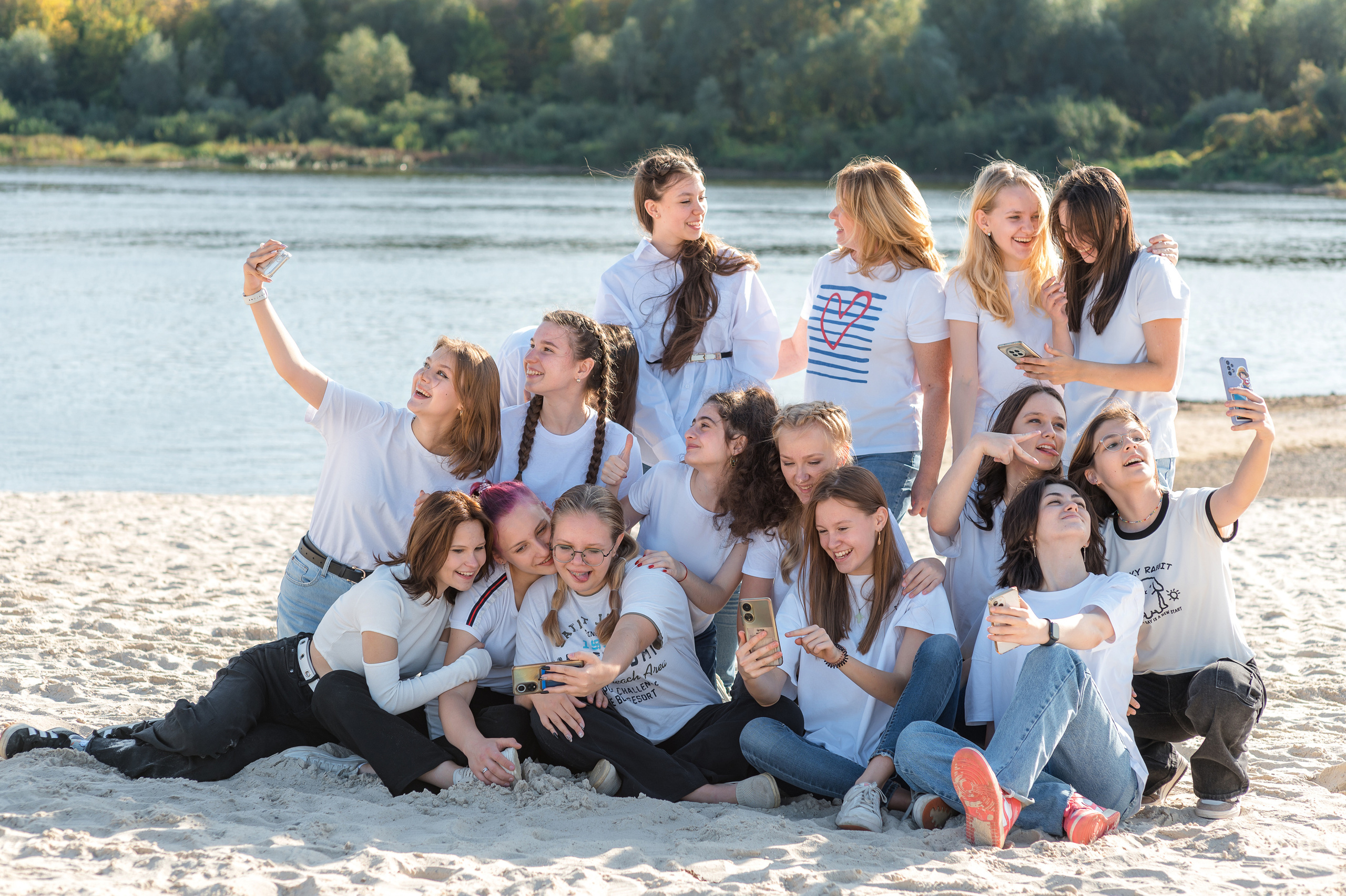 Съемка на пляже осенью - отличный вариант для фото в школьный выпускной альбом