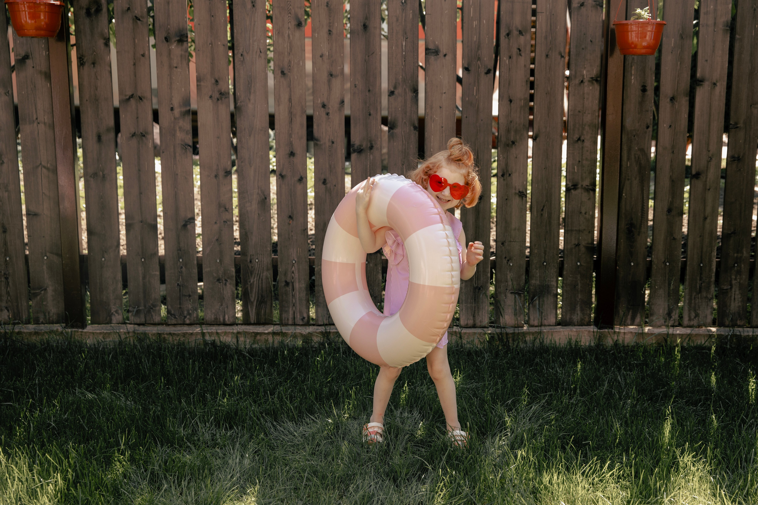 Летняя съемка девочки в саду, в бессейне, с шезлонгом, зонтиком и сахарной ватой. Фотограф новорожденных, детский фотограф  Москва.Семейная съемка Москва. Семенова Анна
