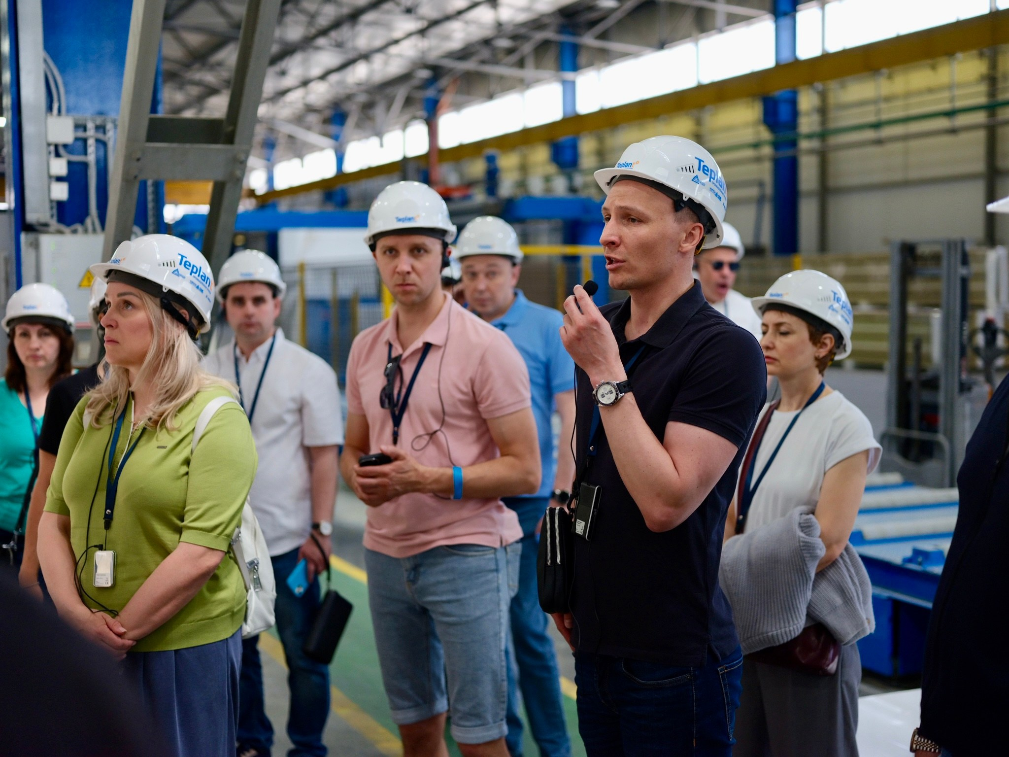 Инженер завода Волгограднефтемаш настраивает буровое оборудование в производственном цехе в Волгограде