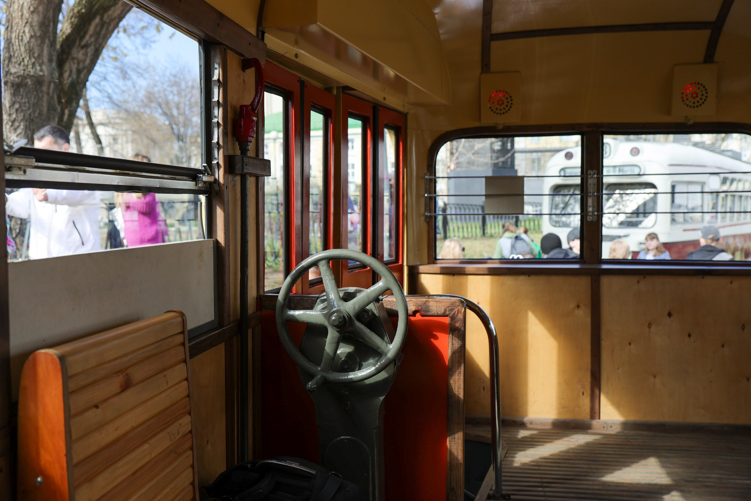 Парад трамваев. Репортажный, архитектурный, театральный и файн-арт фотограф Лена Мельникова в Москве