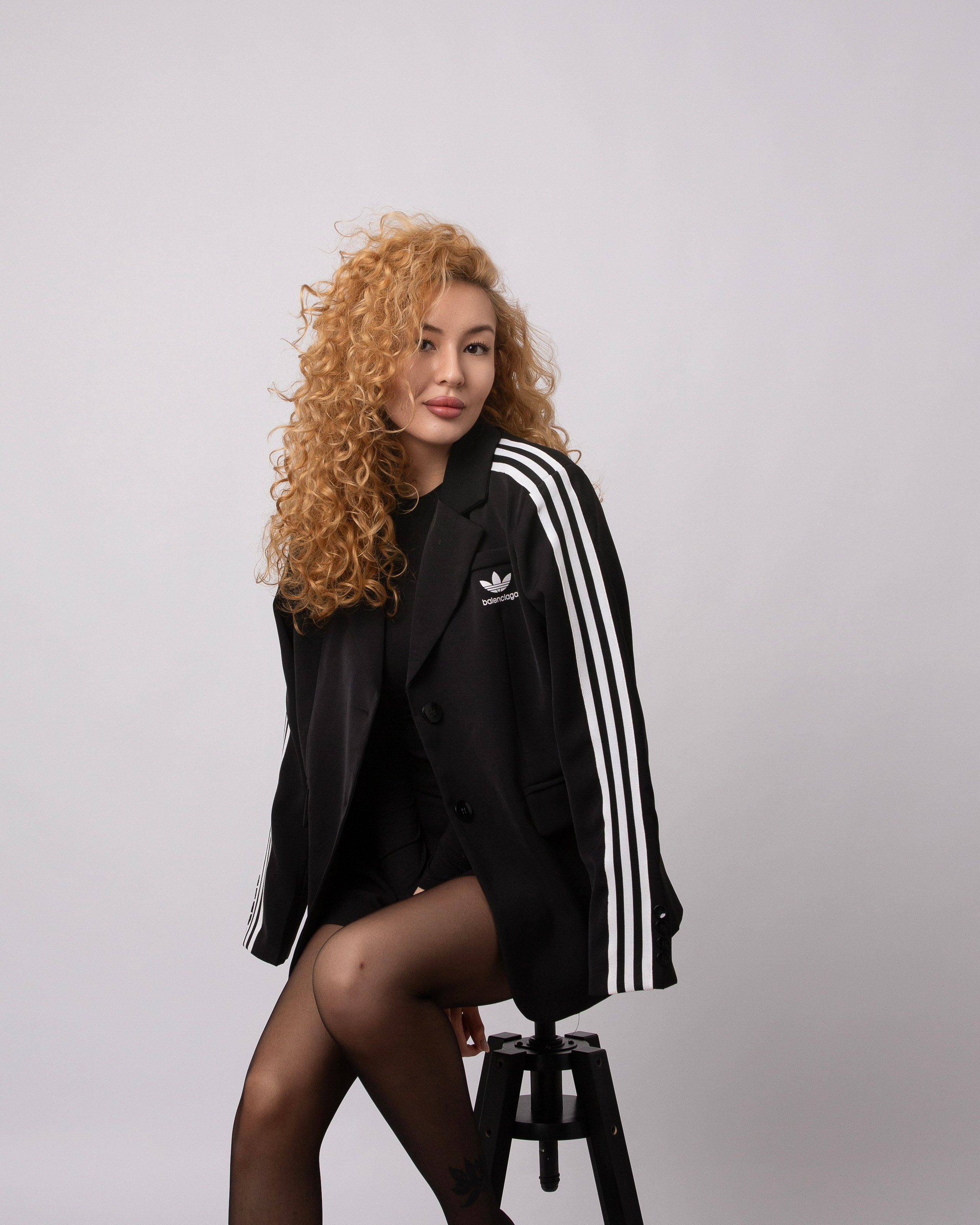 Девушка с кудрявыми рыжими волосами позирует в автопортретной