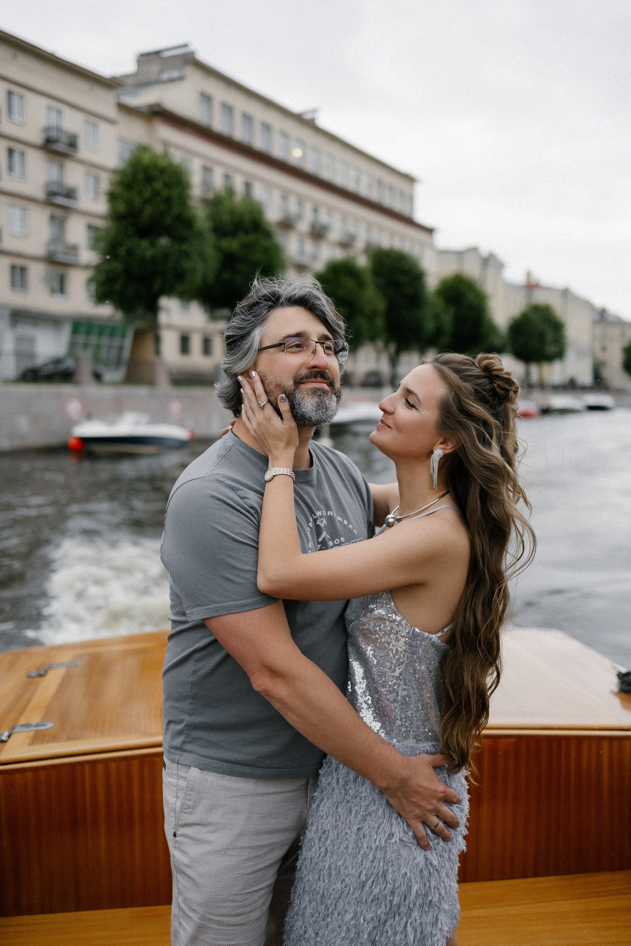 Прогулка на венецианском катере. Свадебный фотограф в Санкт-Петербурге Ксения Кобышева