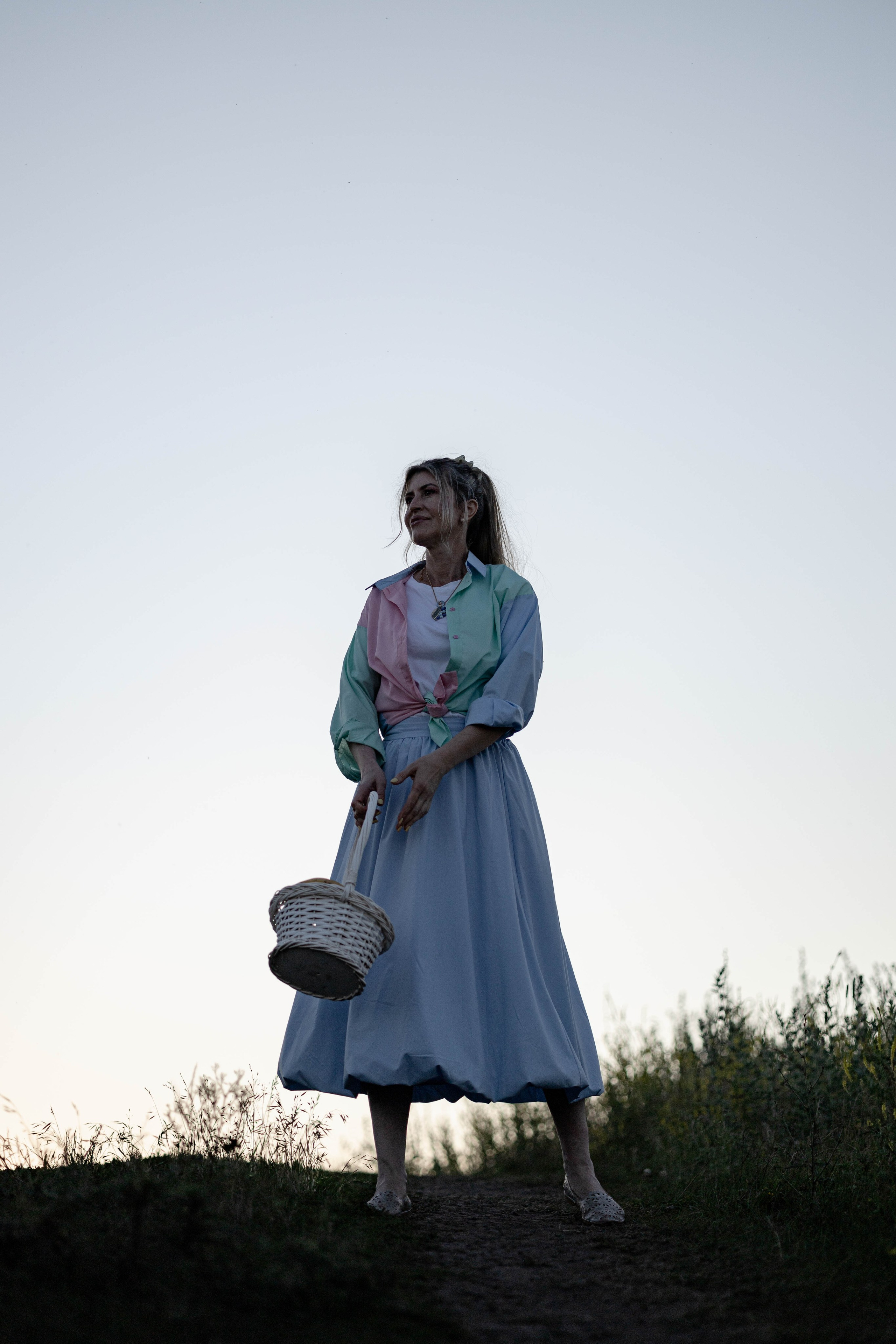 Внучка и бабуля прогулка на природе. Коммерческий фотограф