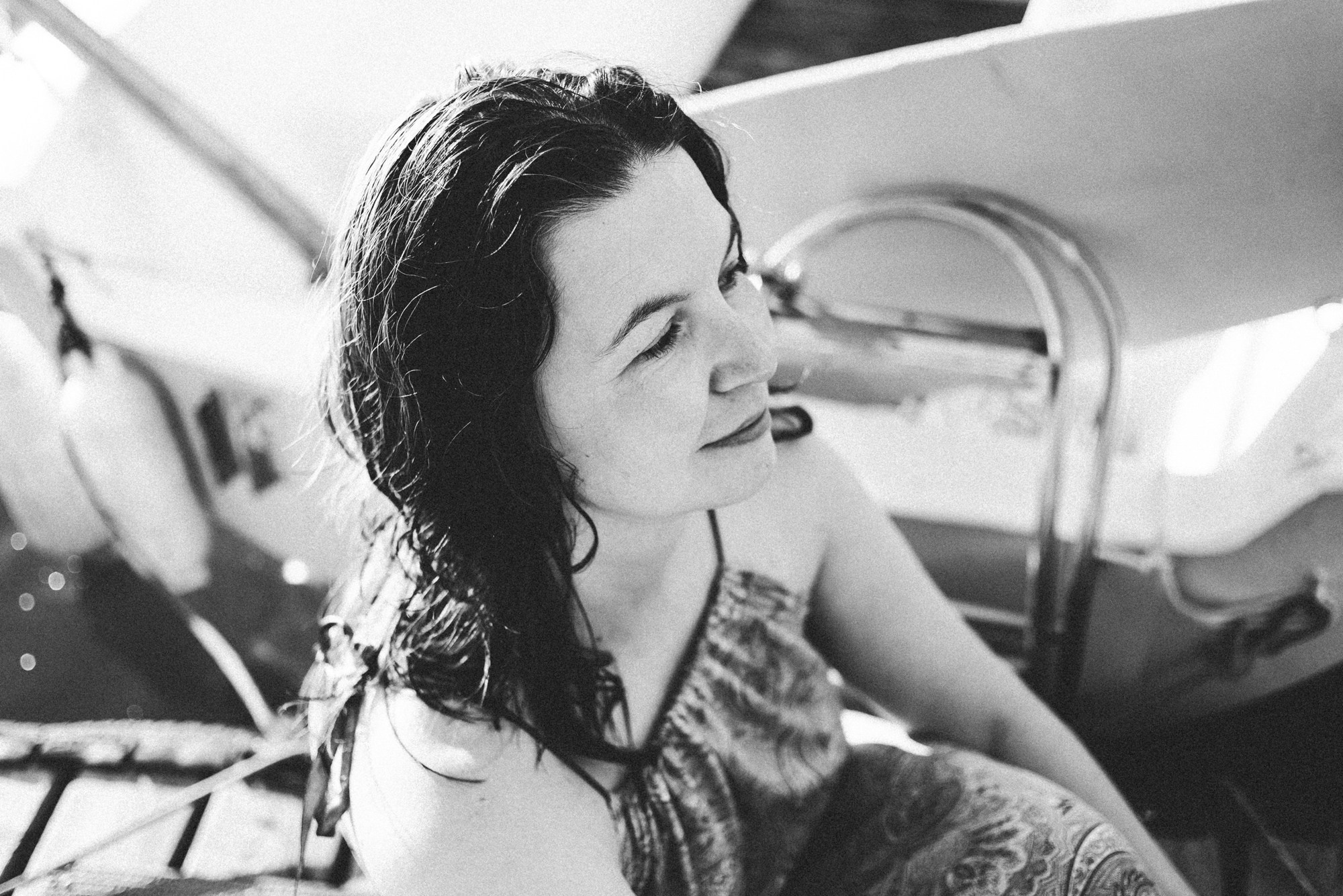 Портрет девушки, искренняя эмоция и естественная красота без позирования в мягком свете