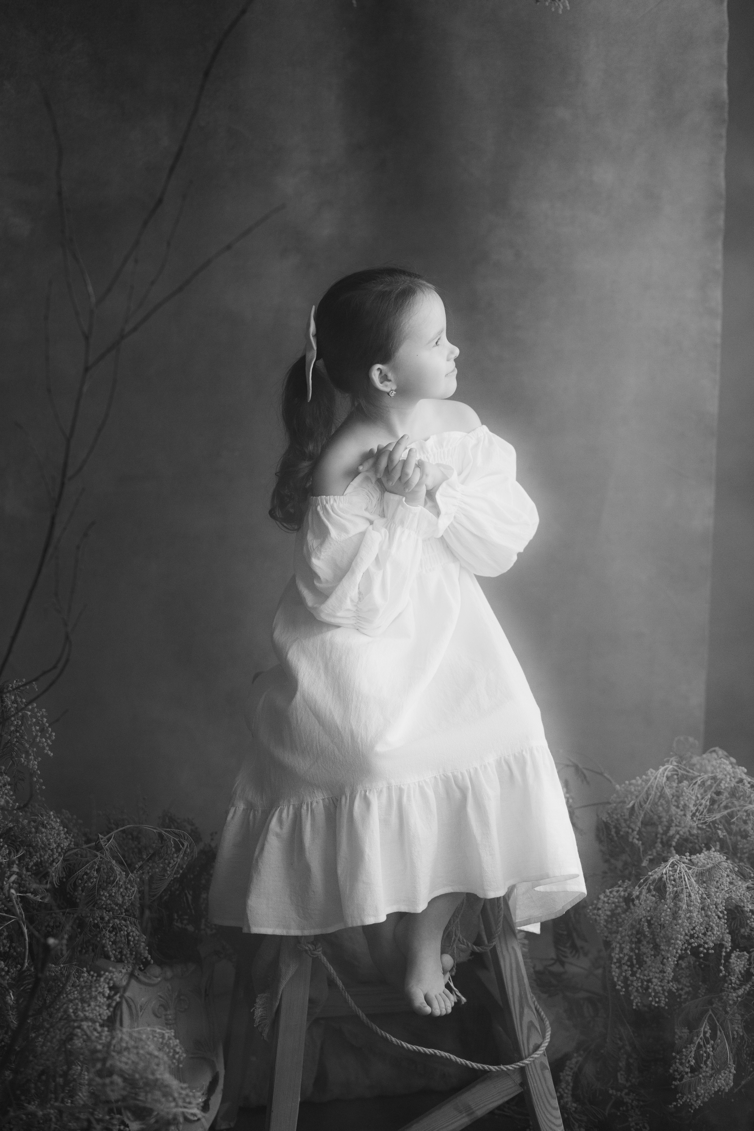 Семейная фотосессия мамы и дочки с мимозой в фотостудии. Фотограф в Санкт-Петербурге, Анна Скворцова