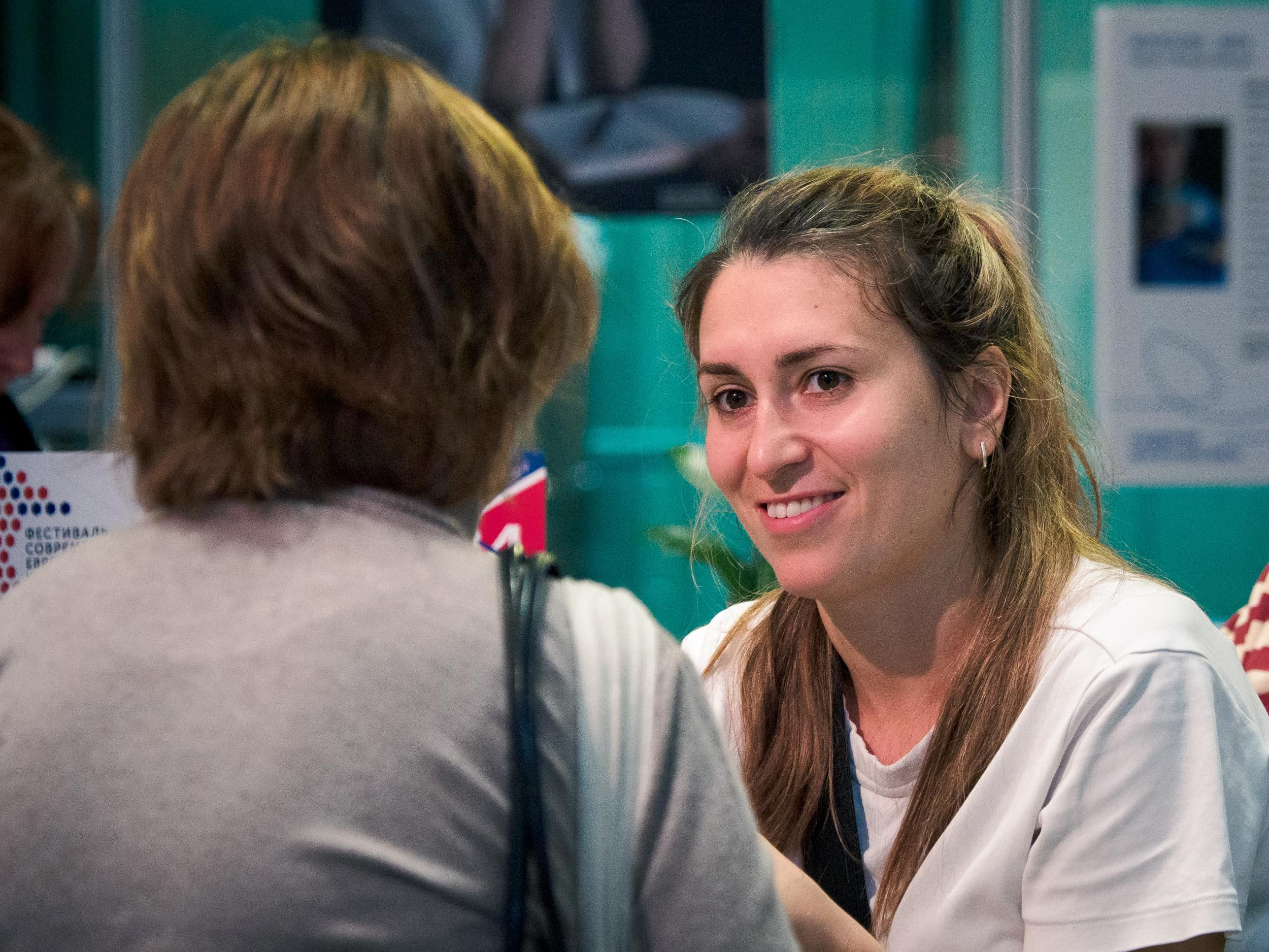 девушка улыбается