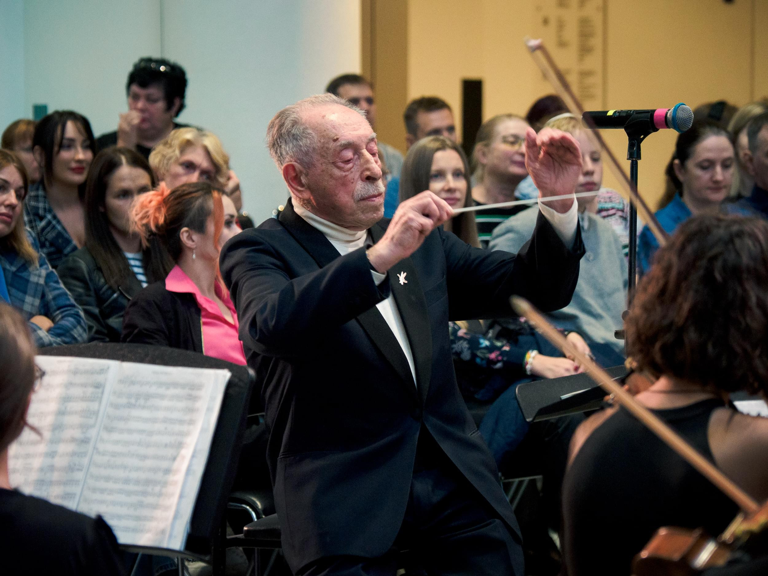 Вольф Усминский дирижирует