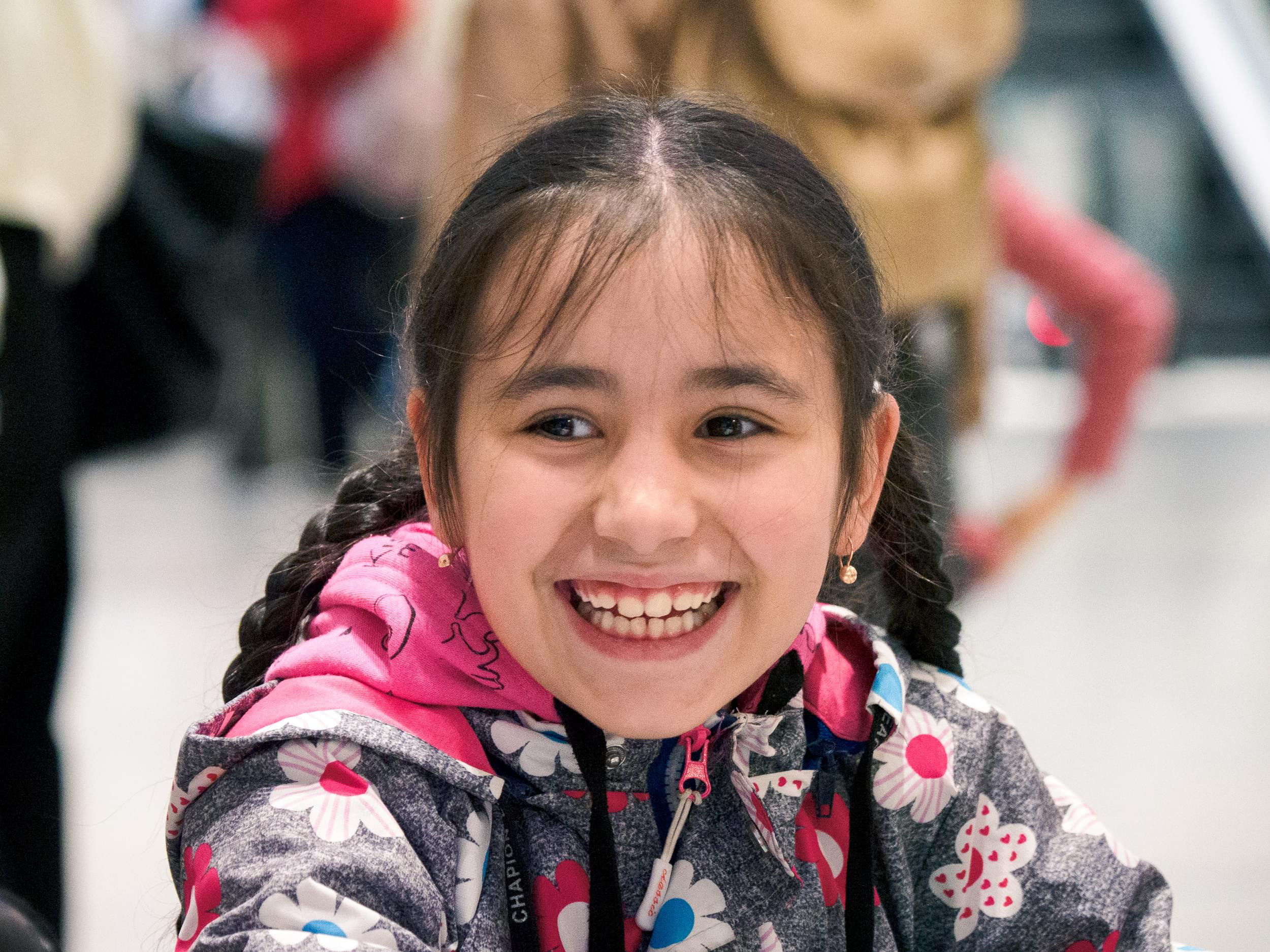 Девочка смеётся