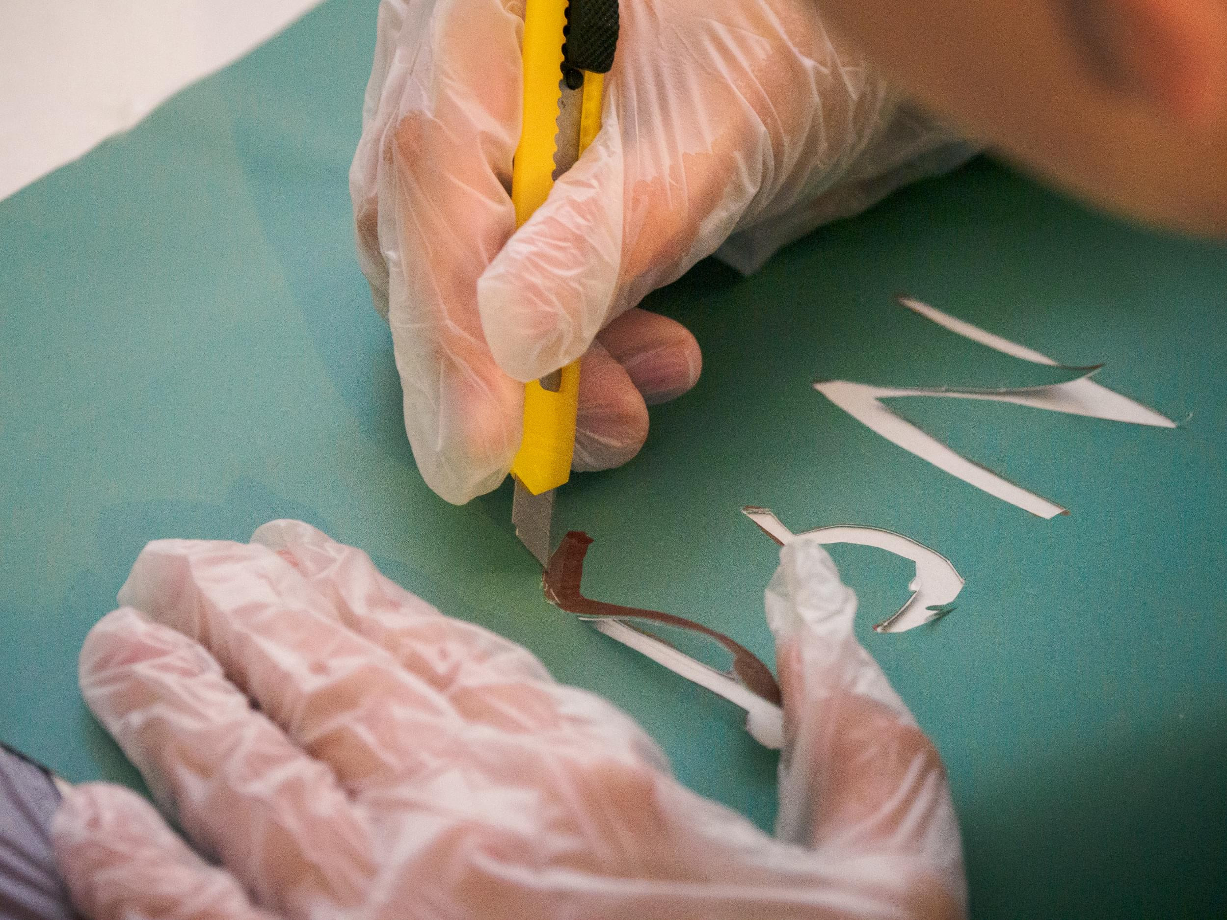 вырезание из бумаги на мастер-классе "Сначала было слово"