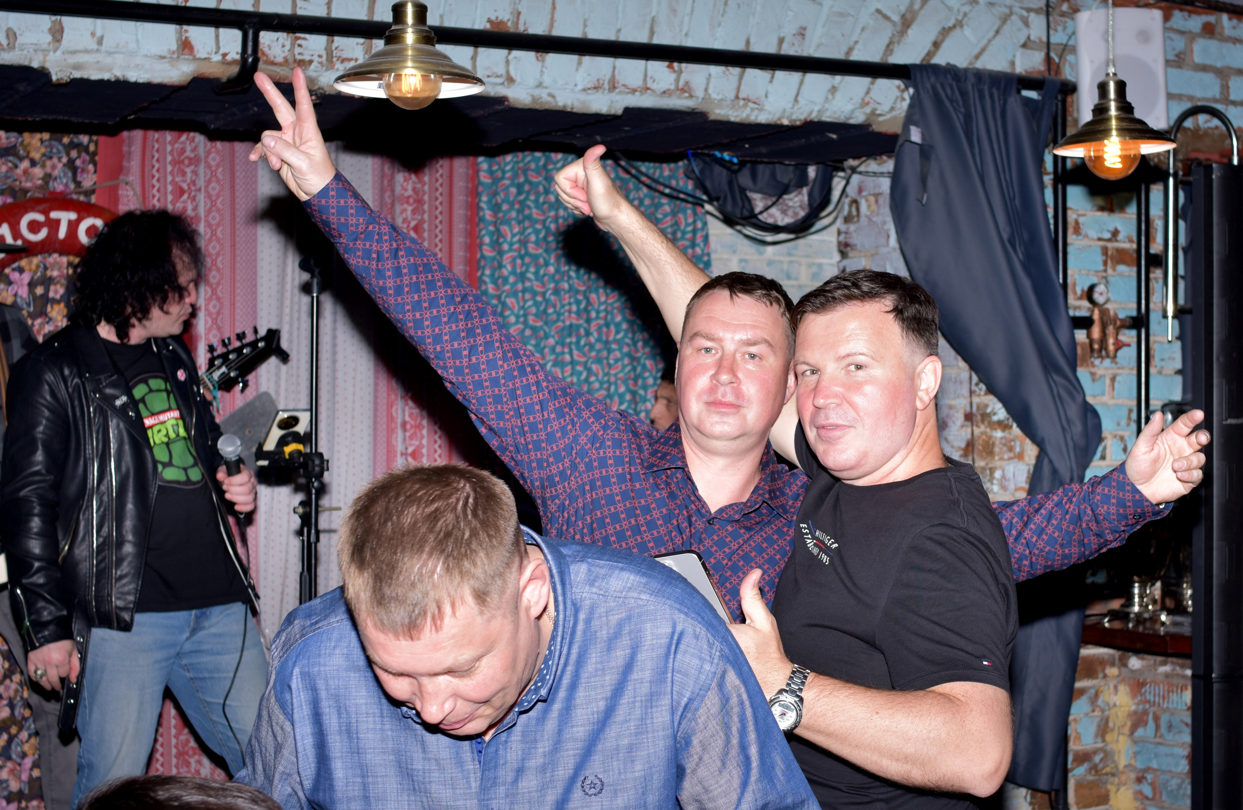 Hard Rock Cafe — Торжественный праздник дня рождения. Фотограф Владивосток (художественный портрет, празднование, торжество, мероприятие, фотопрогулка)