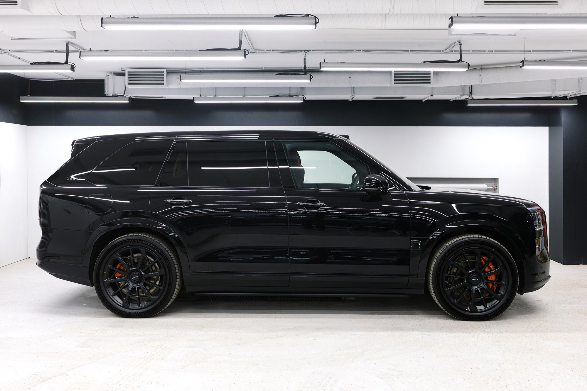 Zeekr 9X 2.0hyb 4WD AT (1401 л. с.) 2025, последовательно-параллельный гибрид, АКПП, 4WD. Автосалон «Х-Авто»