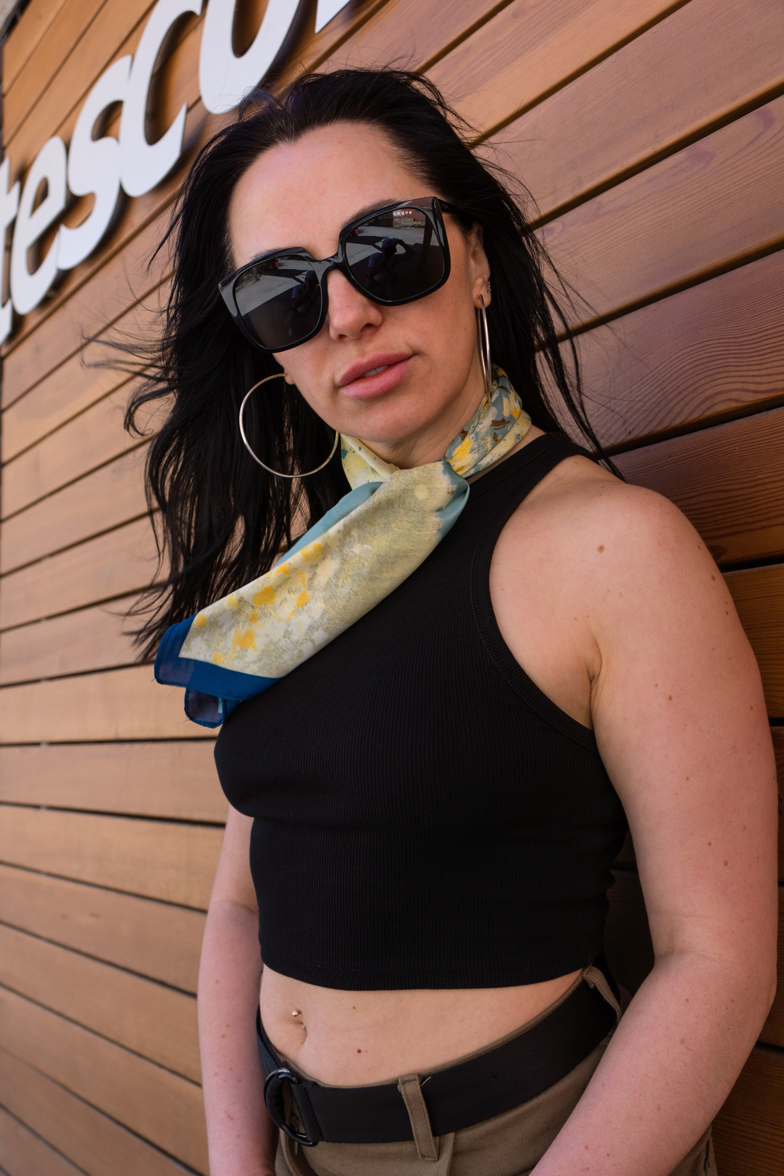 Динамичный женский портрет. Стильное фото девушки.