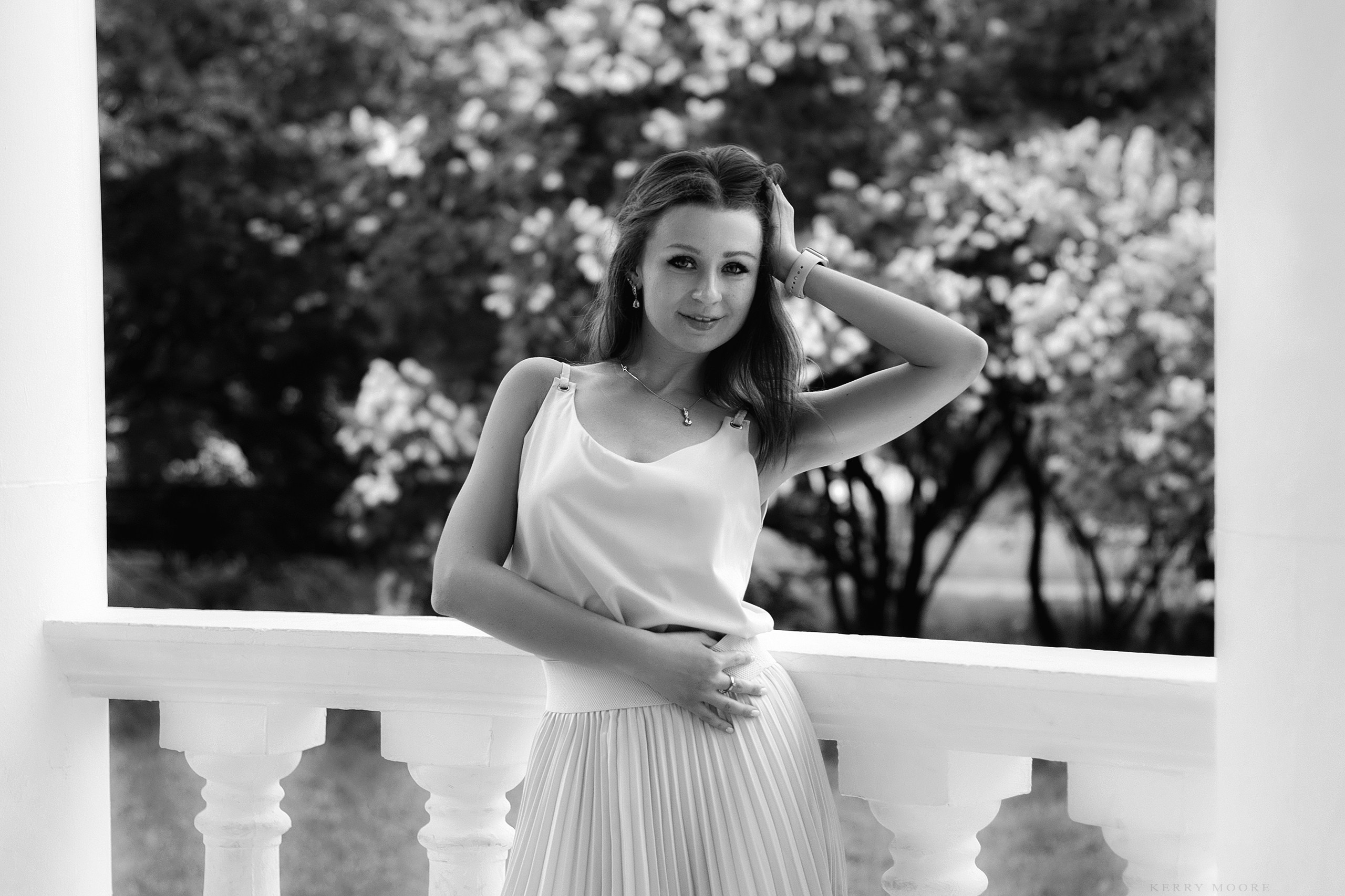 Девушка в ретро стиле игриво смотрит