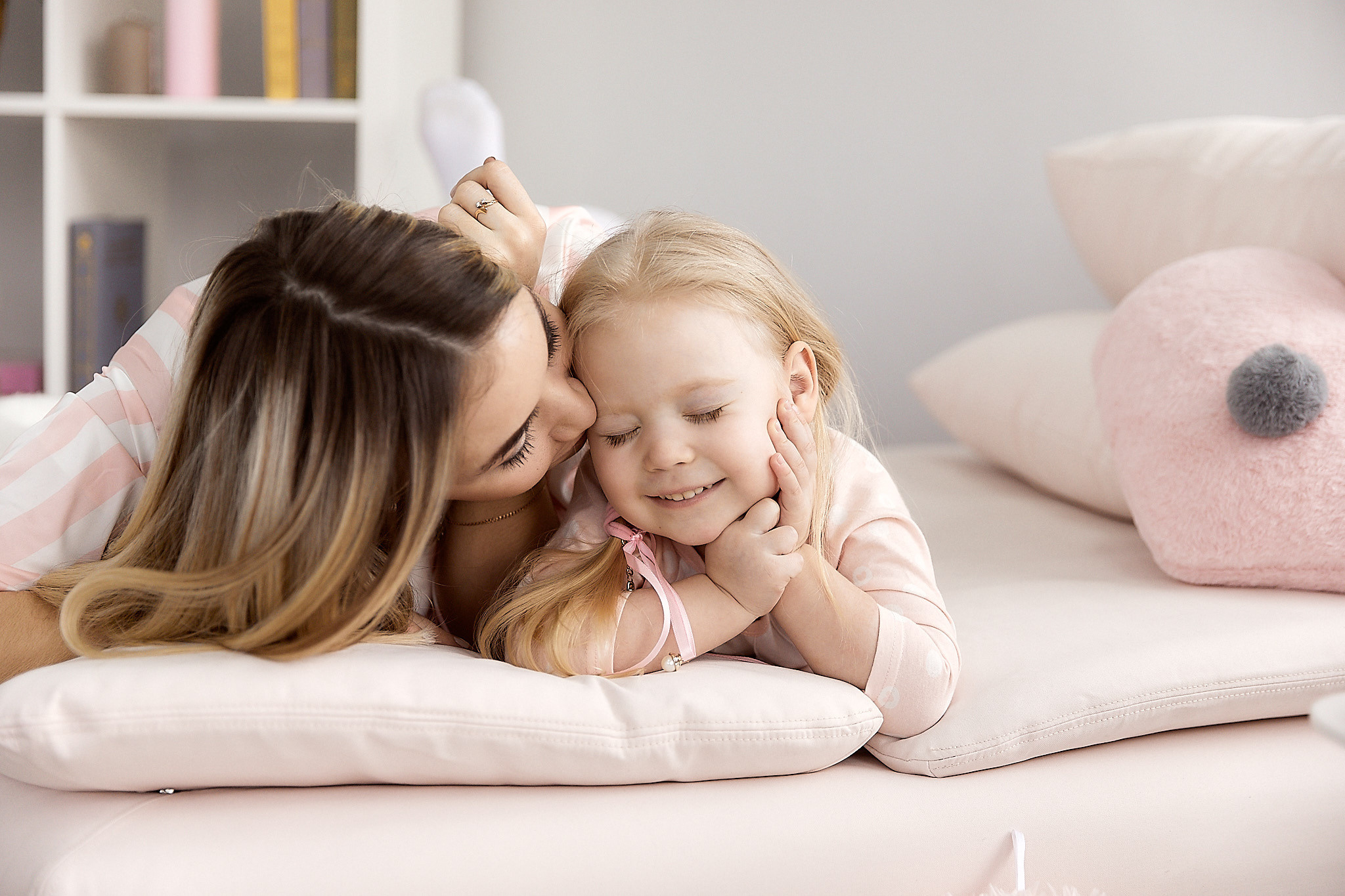 Мама и дочка в пижамах. Фотограф в Минске Анна Кучинская