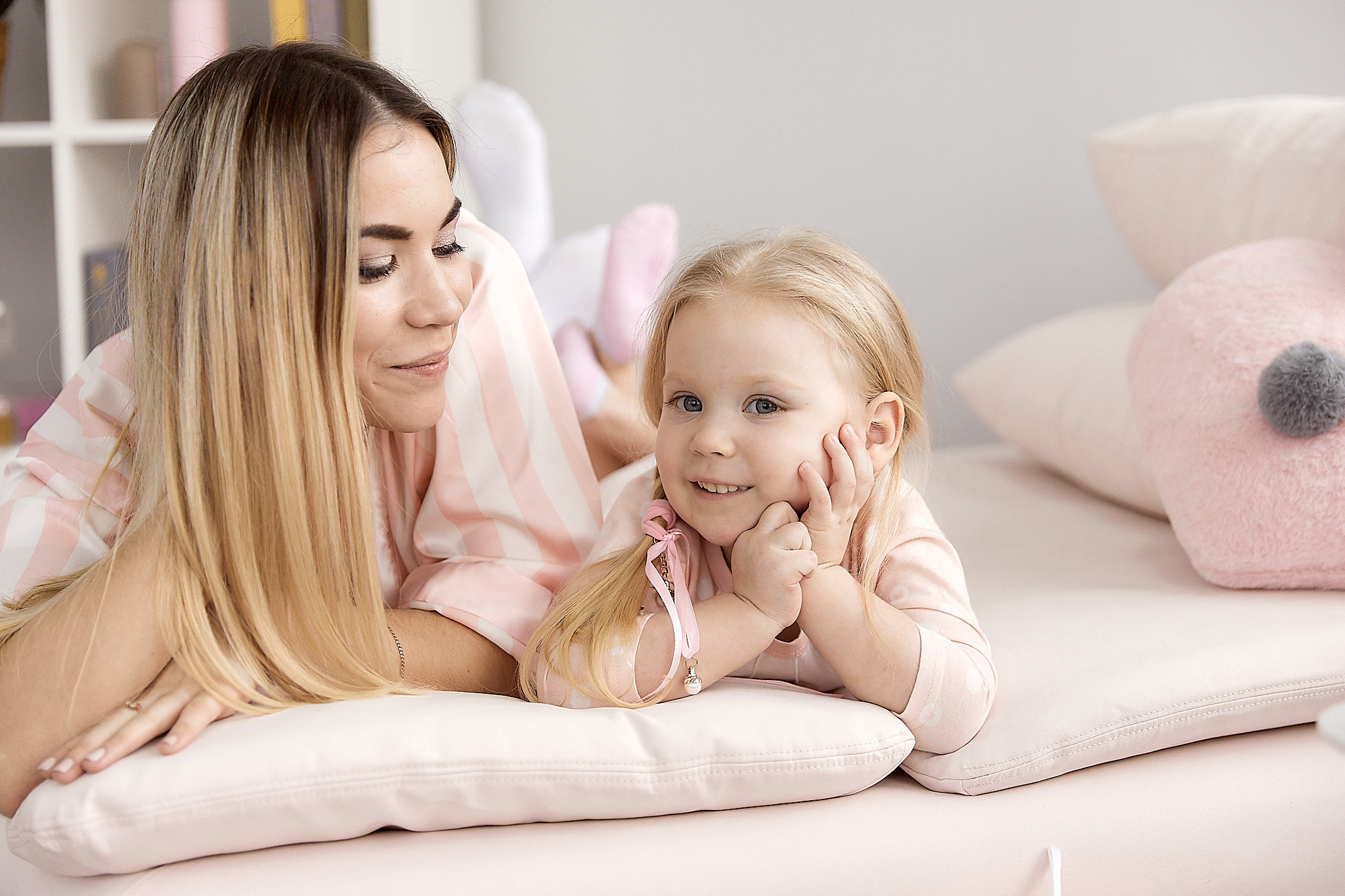 Мама и дочка в пижамах. Фотограф в Минске Анна Кучинская