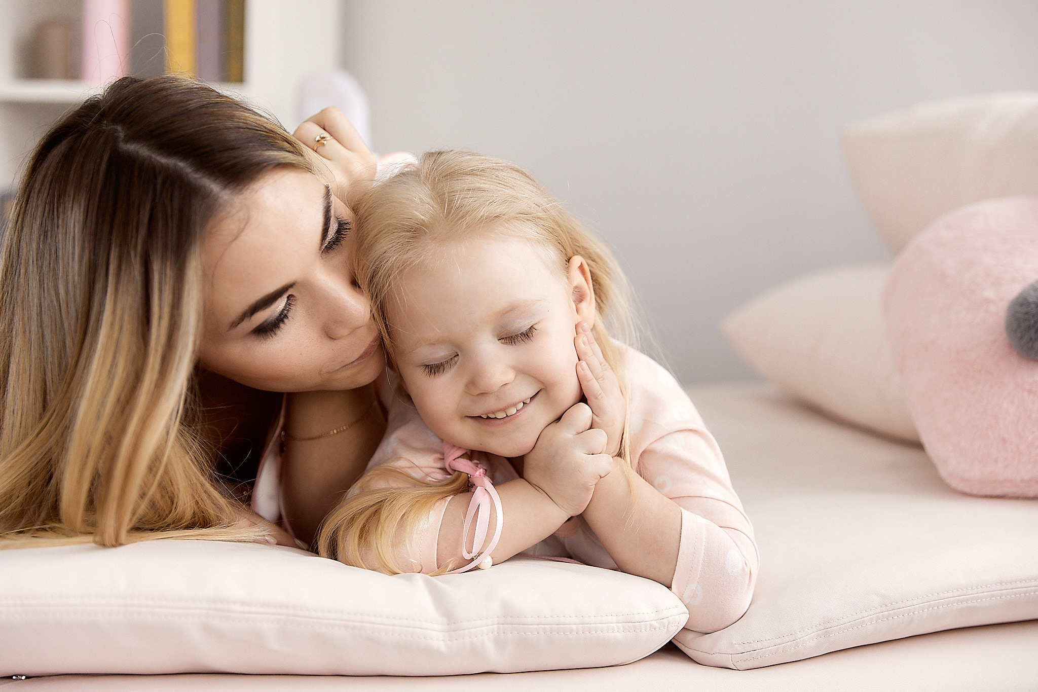 Мама и дочка в пижамах. Фотограф в Минске Анна Кучинская
