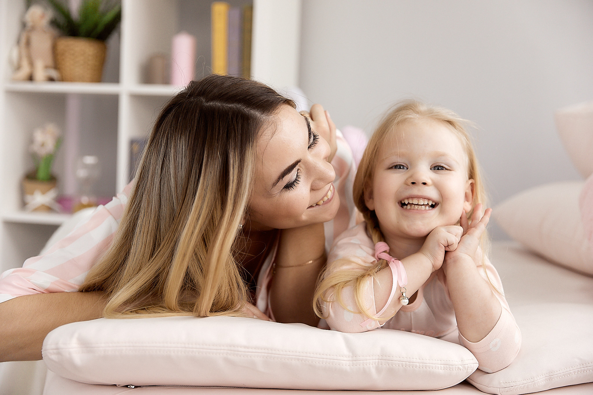 Мама и дочка в пижамах. Фотограф в Минске Анна Кучинская