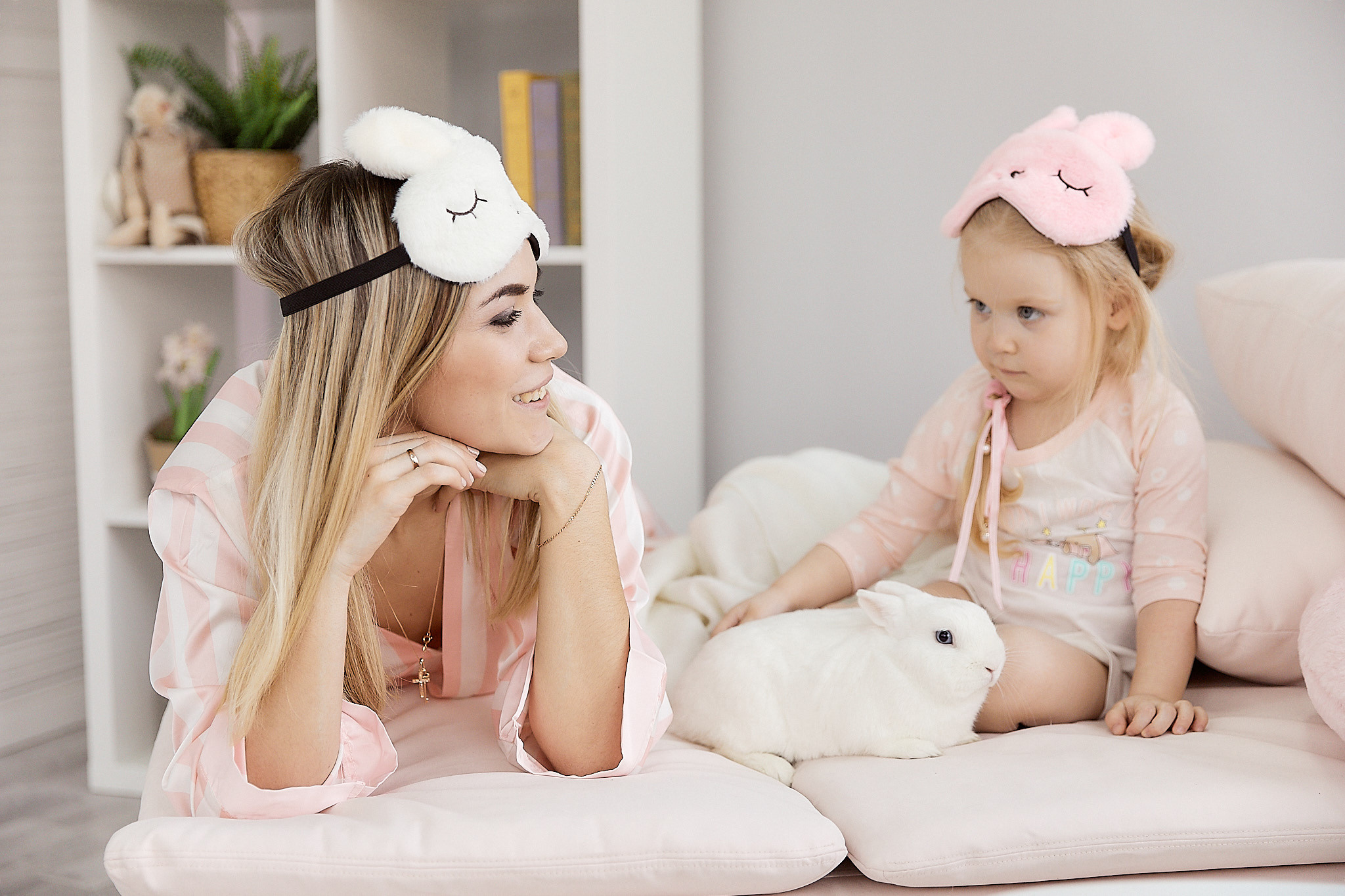 Мама и дочка в пижамах. Фотограф в Минске Анна Кучинская