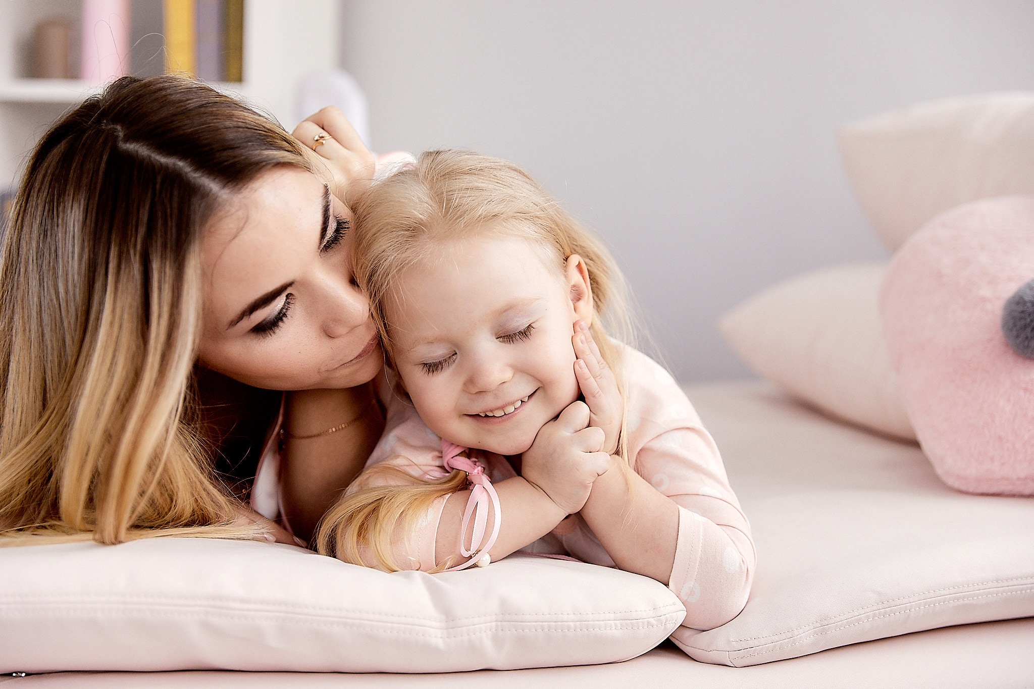 Мама и дочка в пижамах. Фотограф в Минске Анна Кучинская