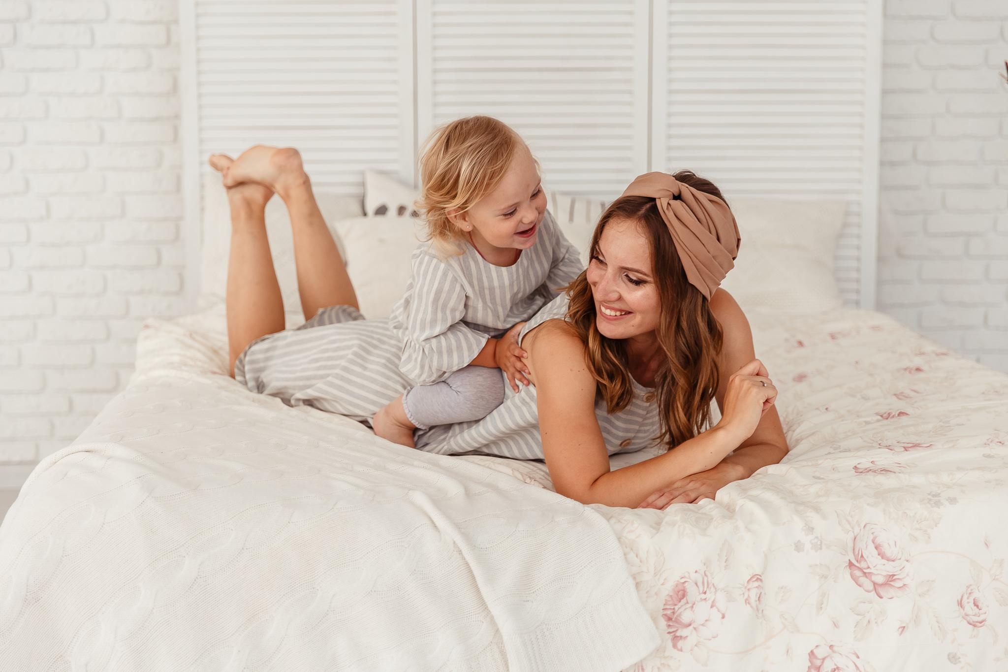 Студийная фотосессия мамы и дочки. Фотограф в Минске Анна Кучинская