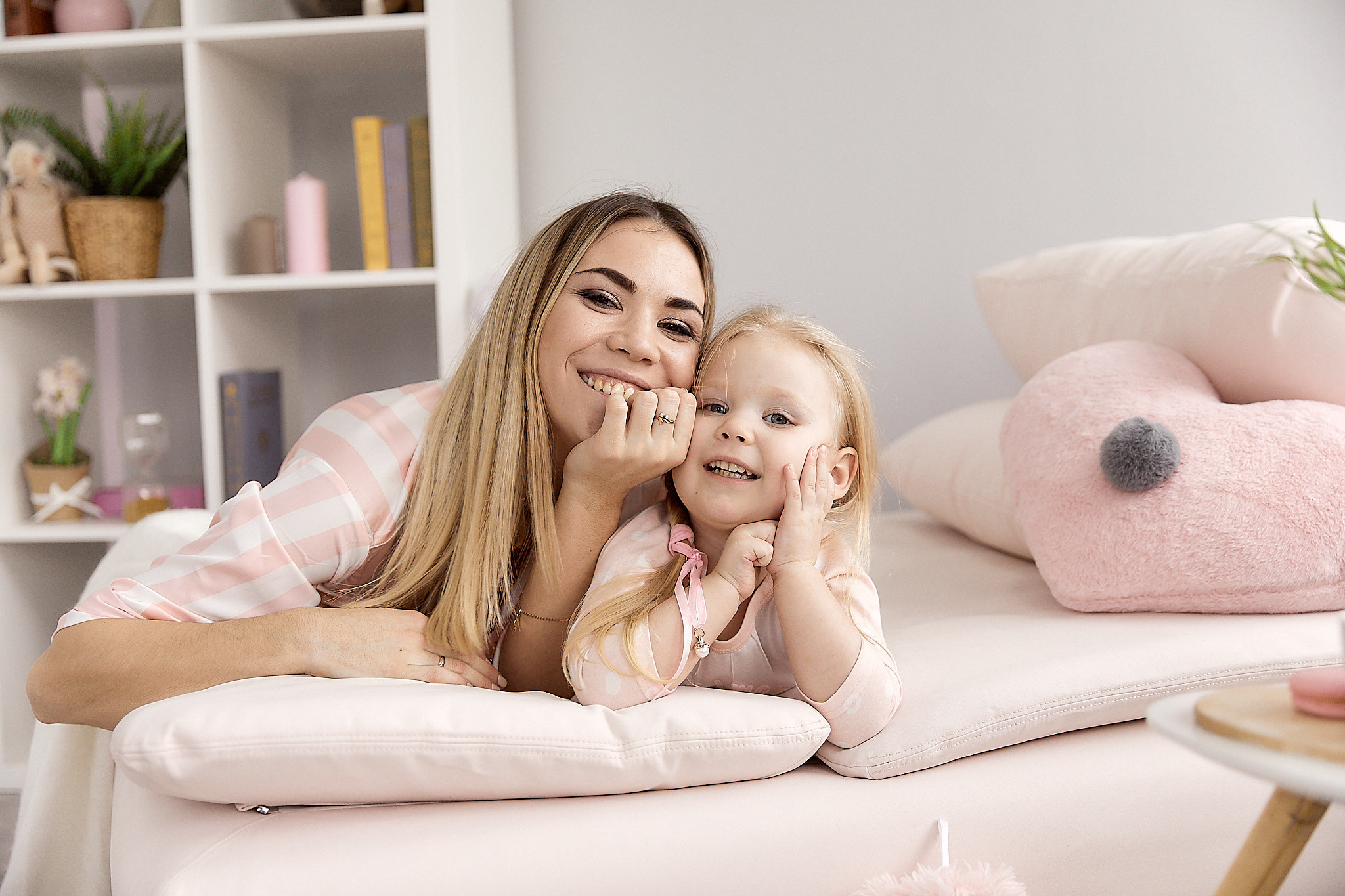 Мама и дочка в пижамах. Фотограф в Минске Анна Кучинская