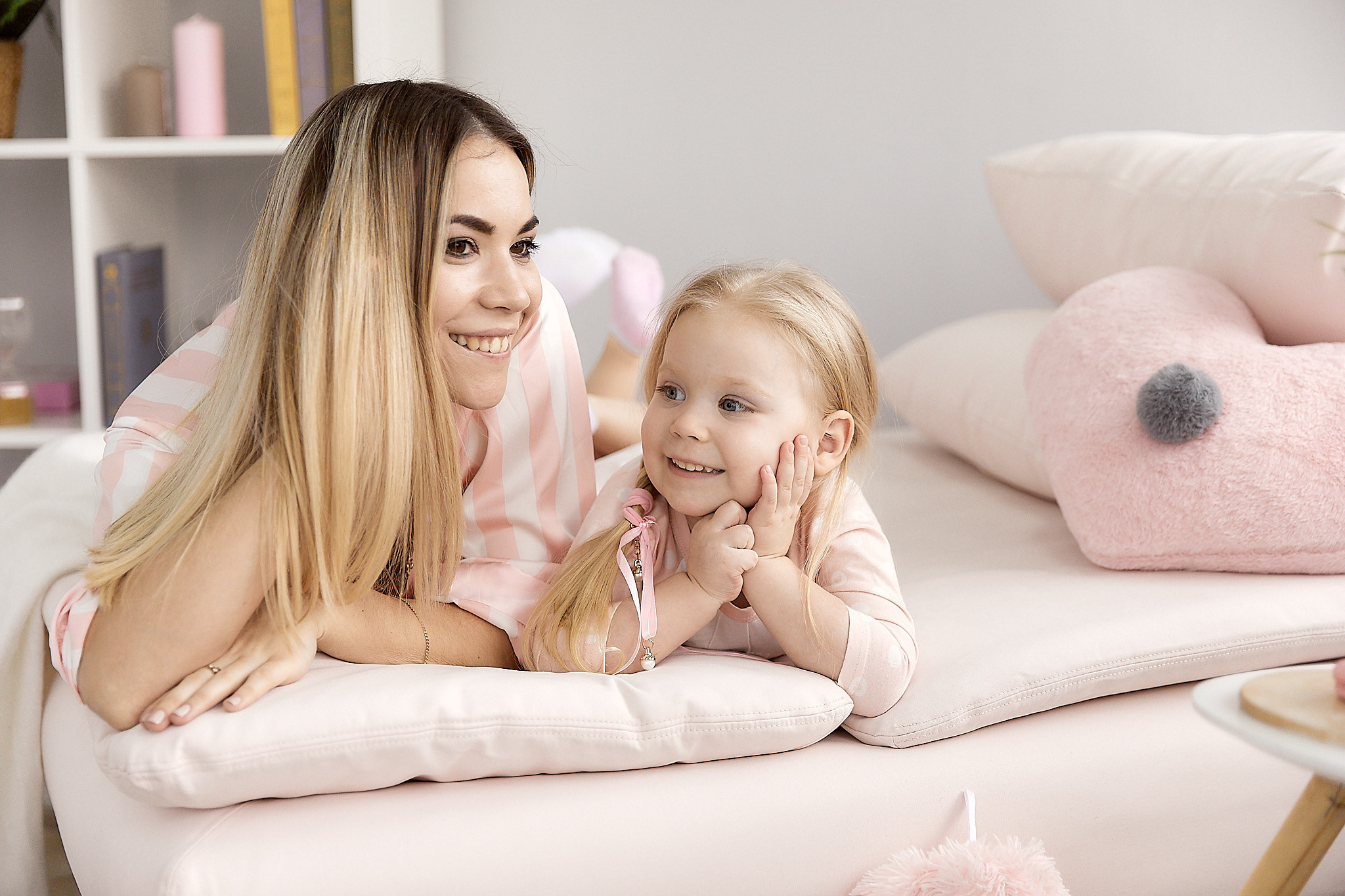 Мама и дочка в пижамах. Фотограф в Минске Анна Кучинская