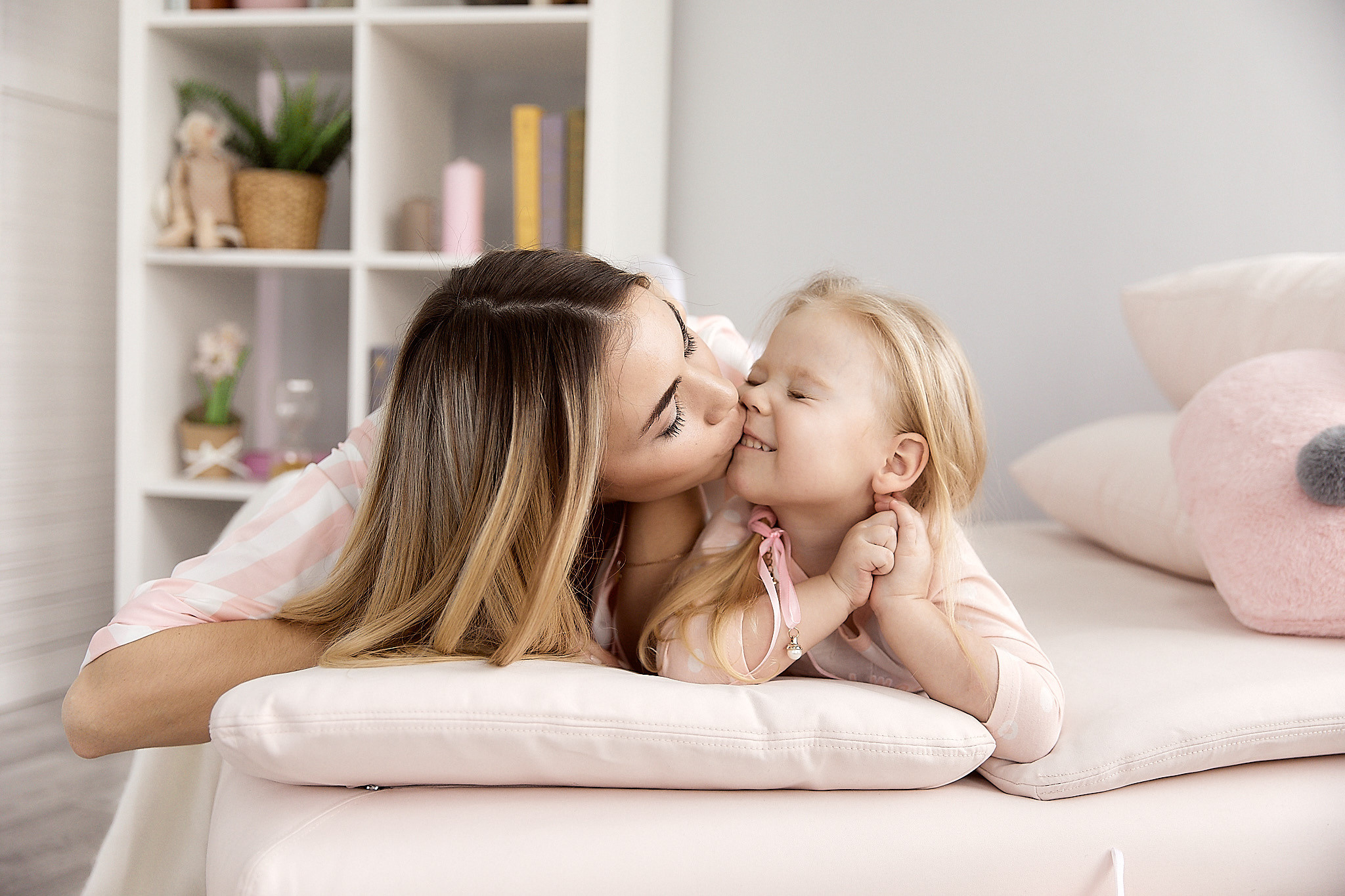 Мама и дочка в пижамах. Фотограф в Минске Анна Кучинская