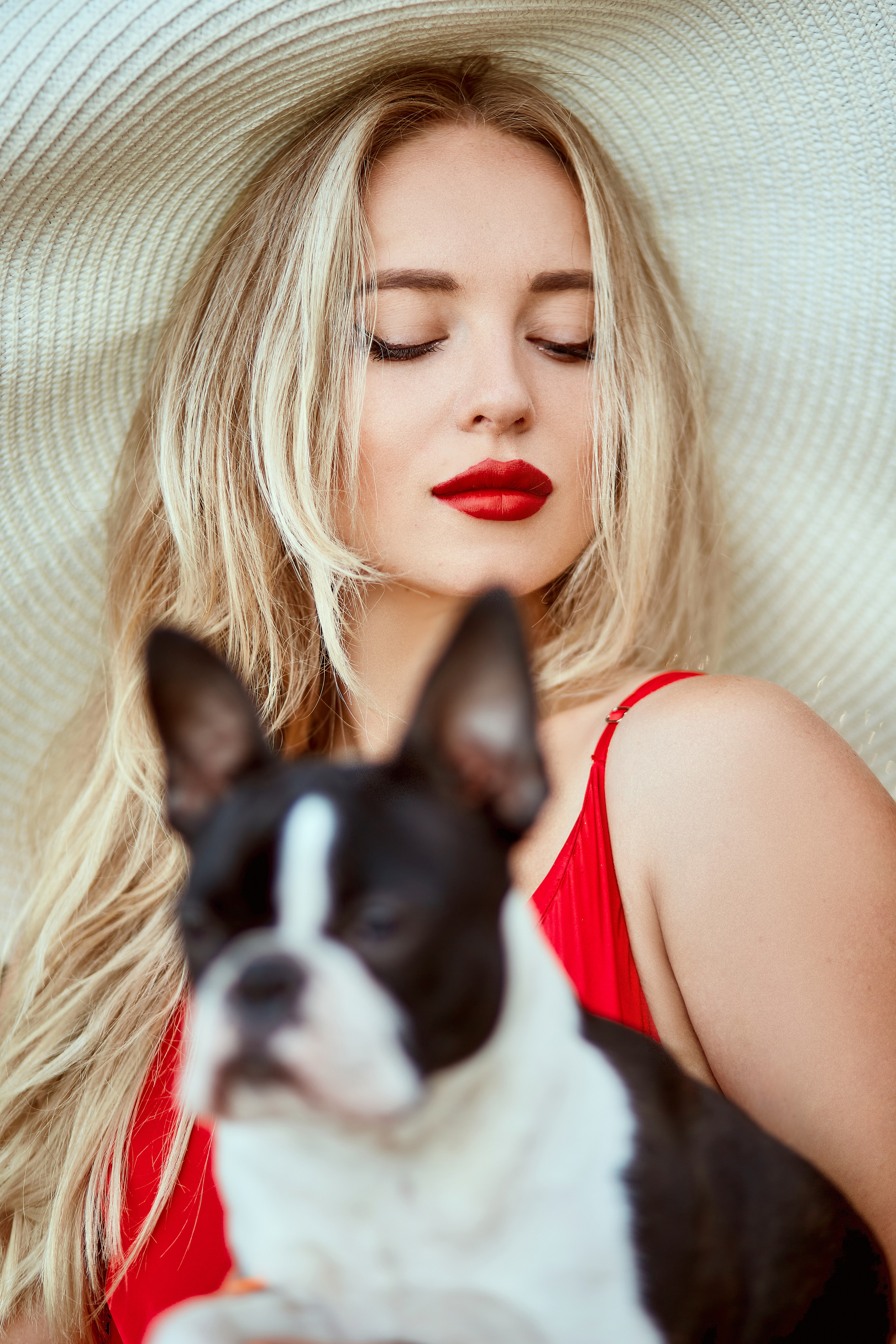 Фотосессия в красном платье на пляже. Фотограф в Минске Анна Кучинская