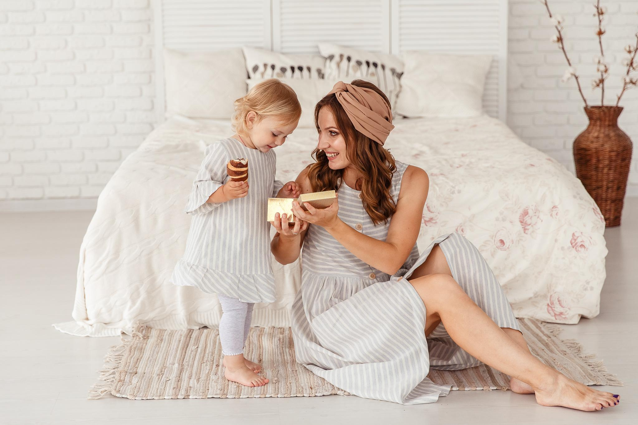 Студийная фотосессия мамы и дочки. Фотограф в Минске Анна Кучинская