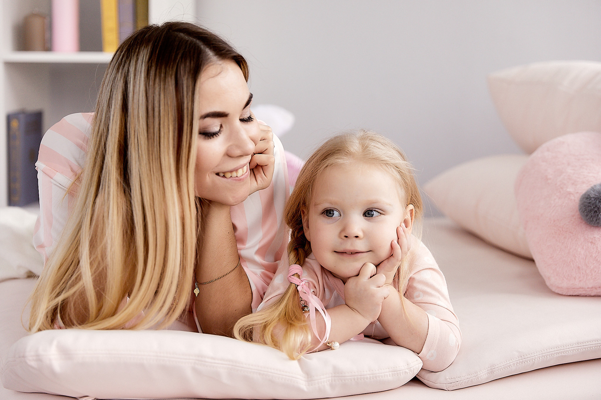 Мама и дочка в пижамах. Фотограф в Минске Анна Кучинская