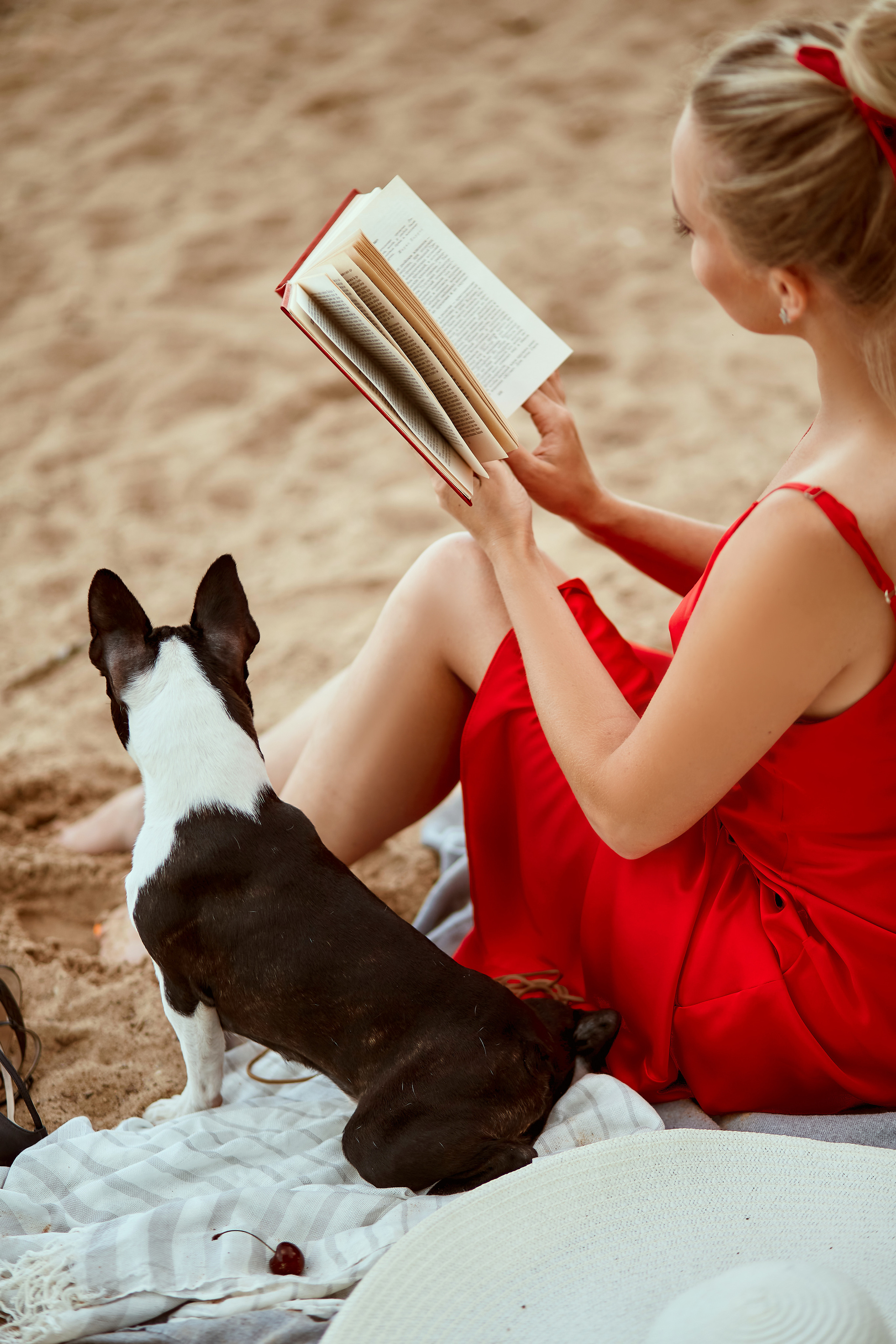 Фотосессия в красном платье на пляже. Фотограф в Минске Анна Кучинская