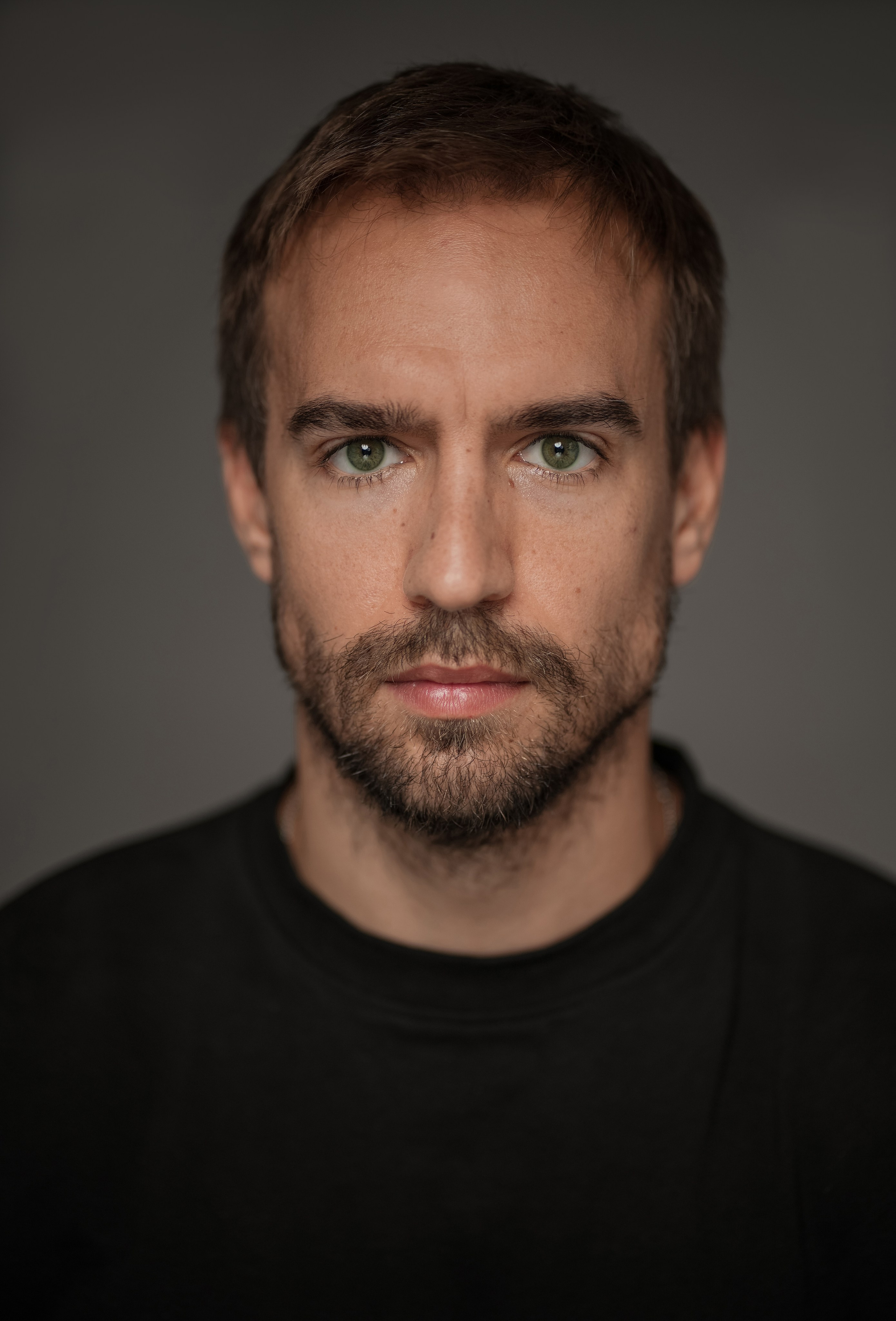 Актер Петр Романов. Портретная съемка в Москве, студийный фотограф Игорь Фомин