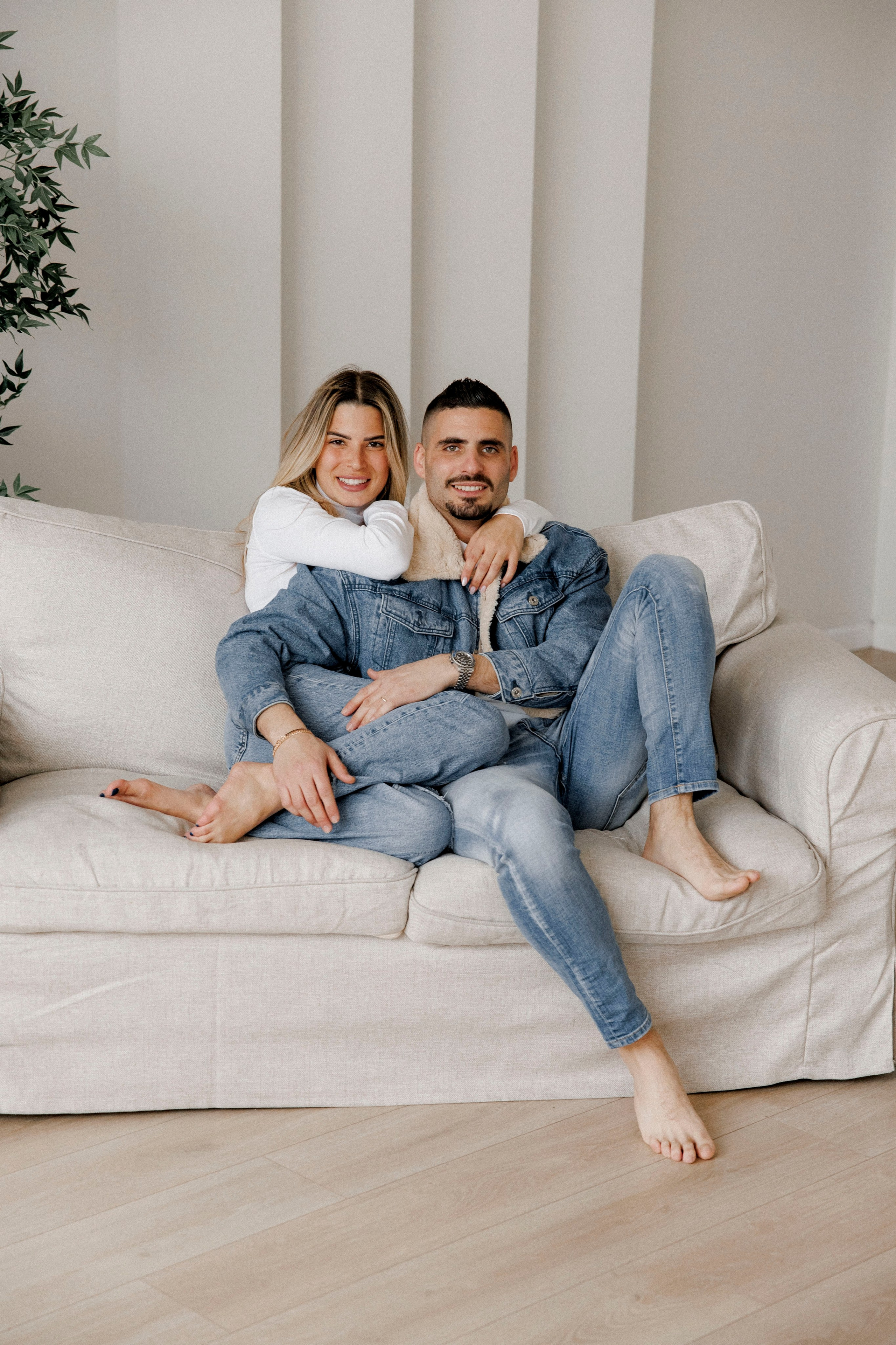 Family photoshoot in White Studio. Wedding and family photographer