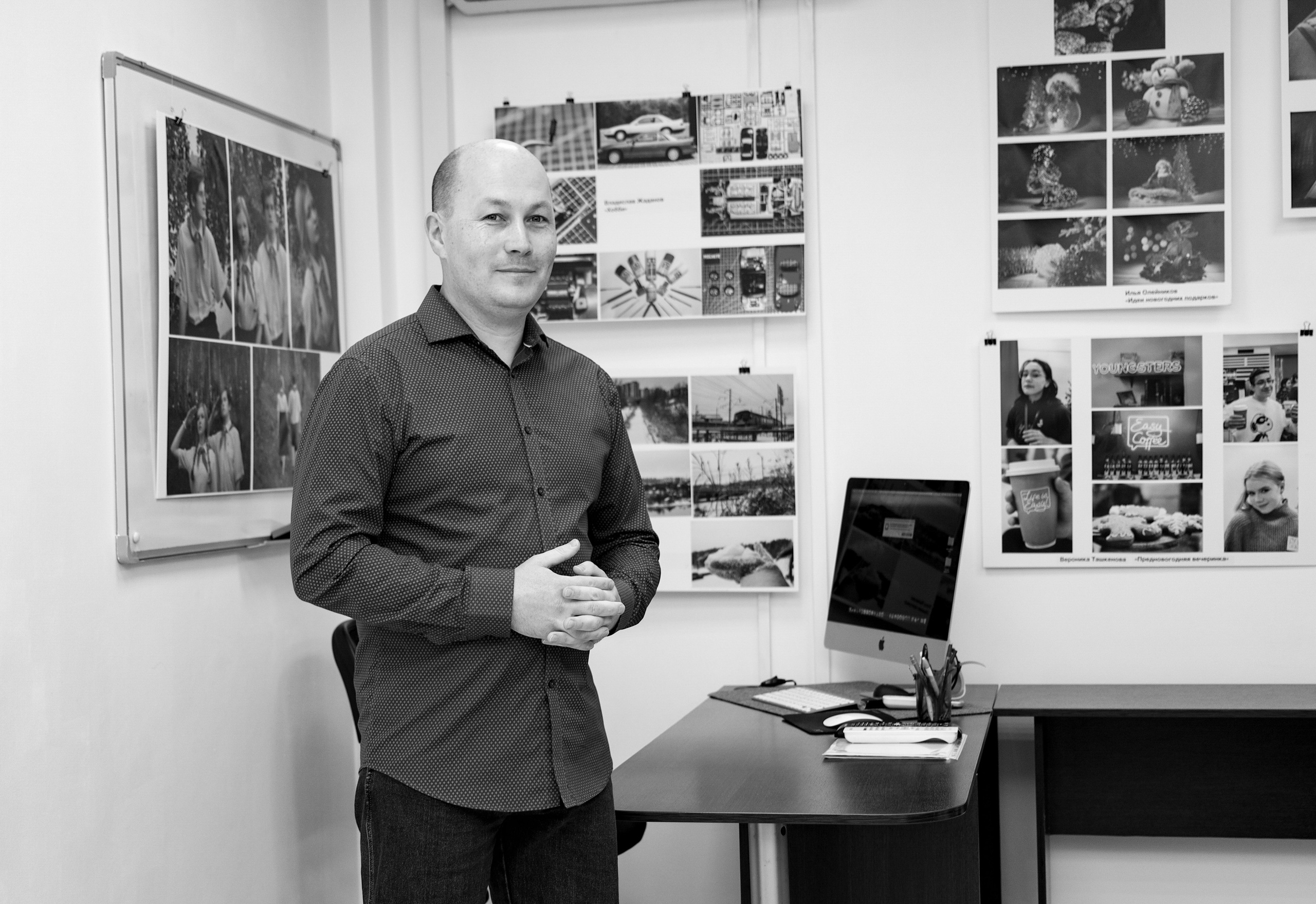 Артём рассказывает о творческих идеях учеников, чьи работы представлены на выставке.