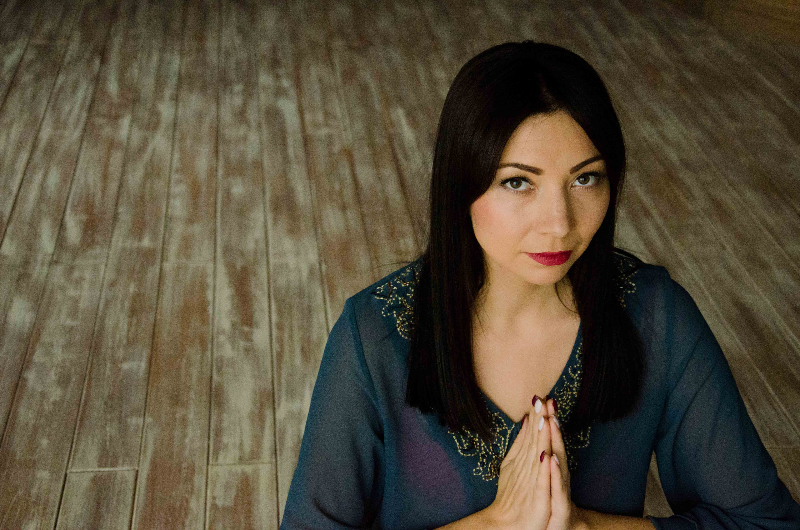 Системы хранения с фасадами из дикого дерева. Авторская фотография. Близнецовые пламёна