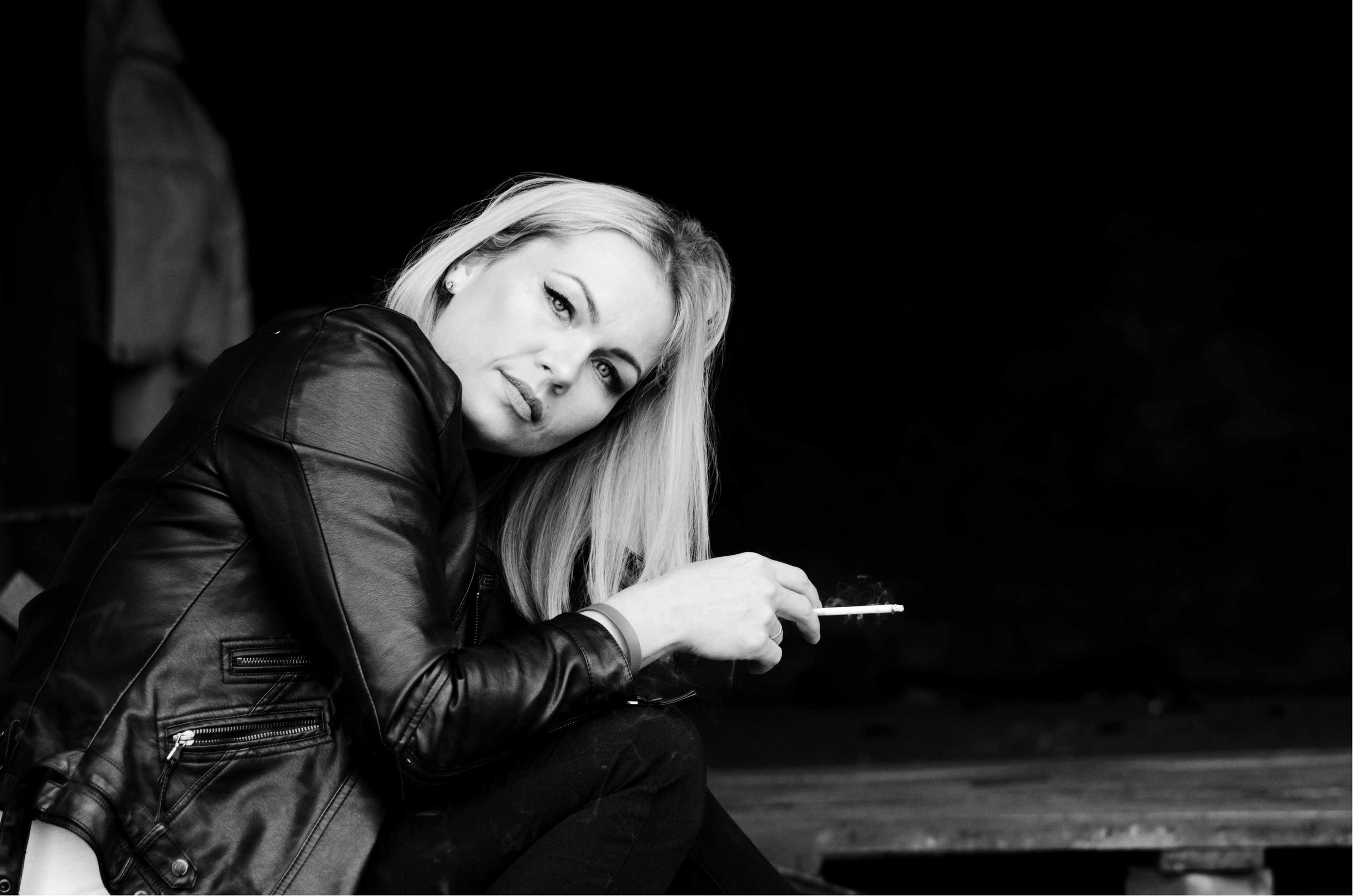 Системы хранения с фасадами из дикого дерева. Авторская фотография. Близнецовые пламёна