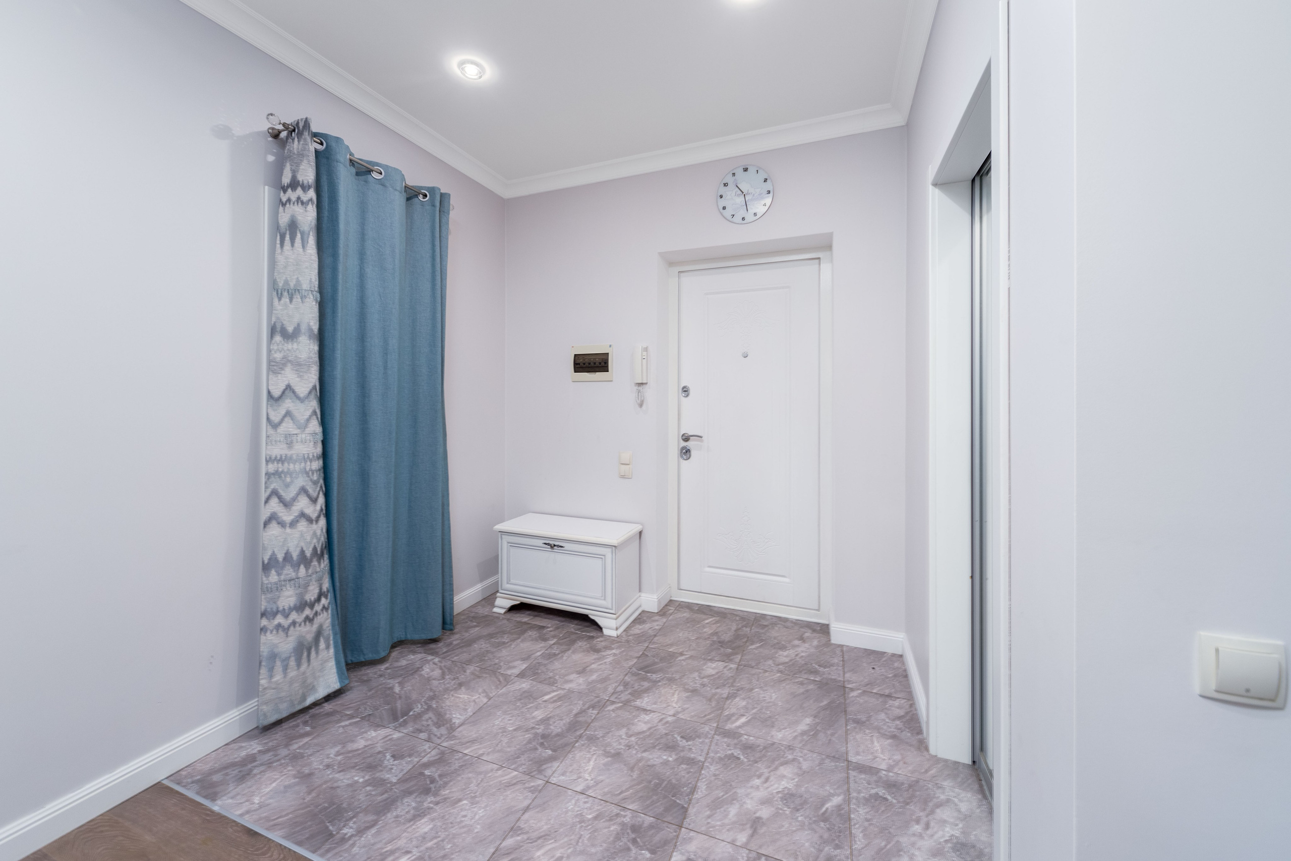 Фото интерьера прихожей в трехкомнатной квартире в Минске