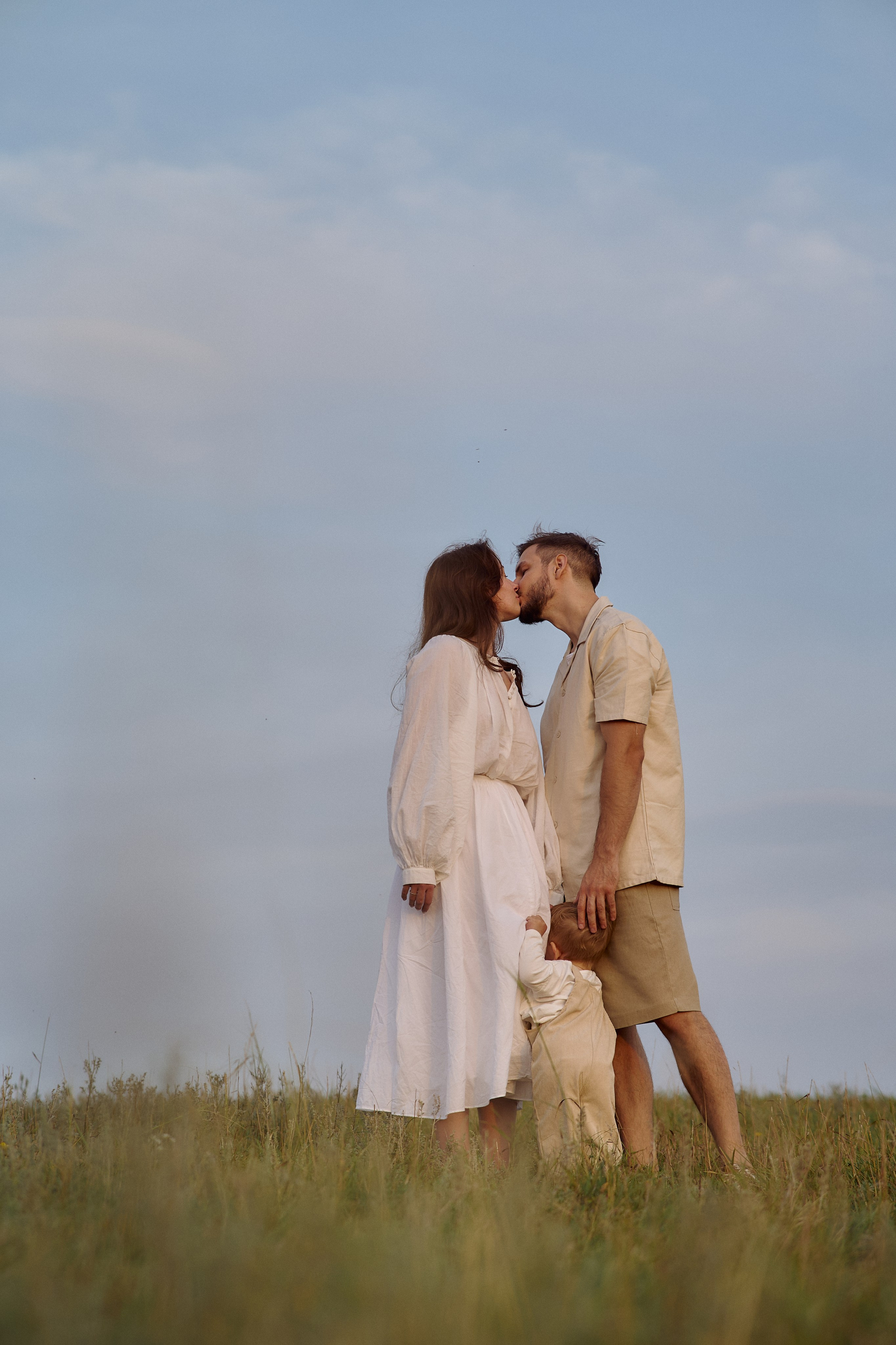 Шамиль, Аня и Марс в поле с барашками. Семейный и свадебный lifestyle-фотограф в Москве Мария Петрова