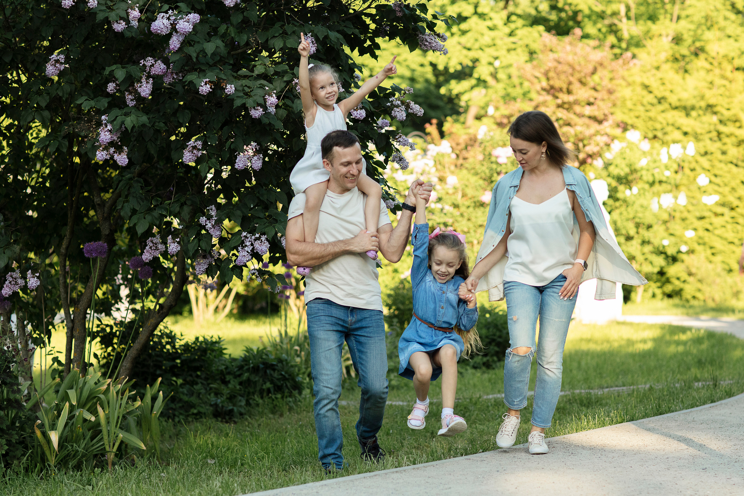 Алия — сирень в Сокольниках. Семейный и детский фотограф в Москве Олеся Маркина