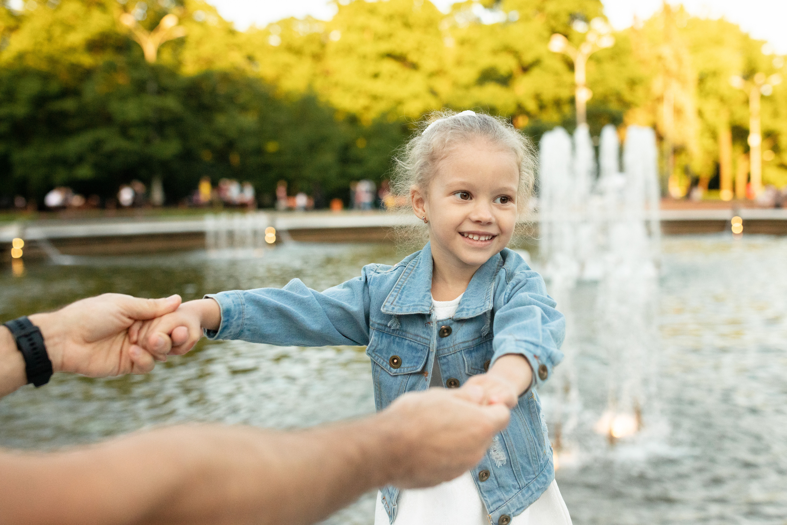 Алия — сирень в Сокольниках. Семейный и детский фотограф в Москве Олеся Маркина