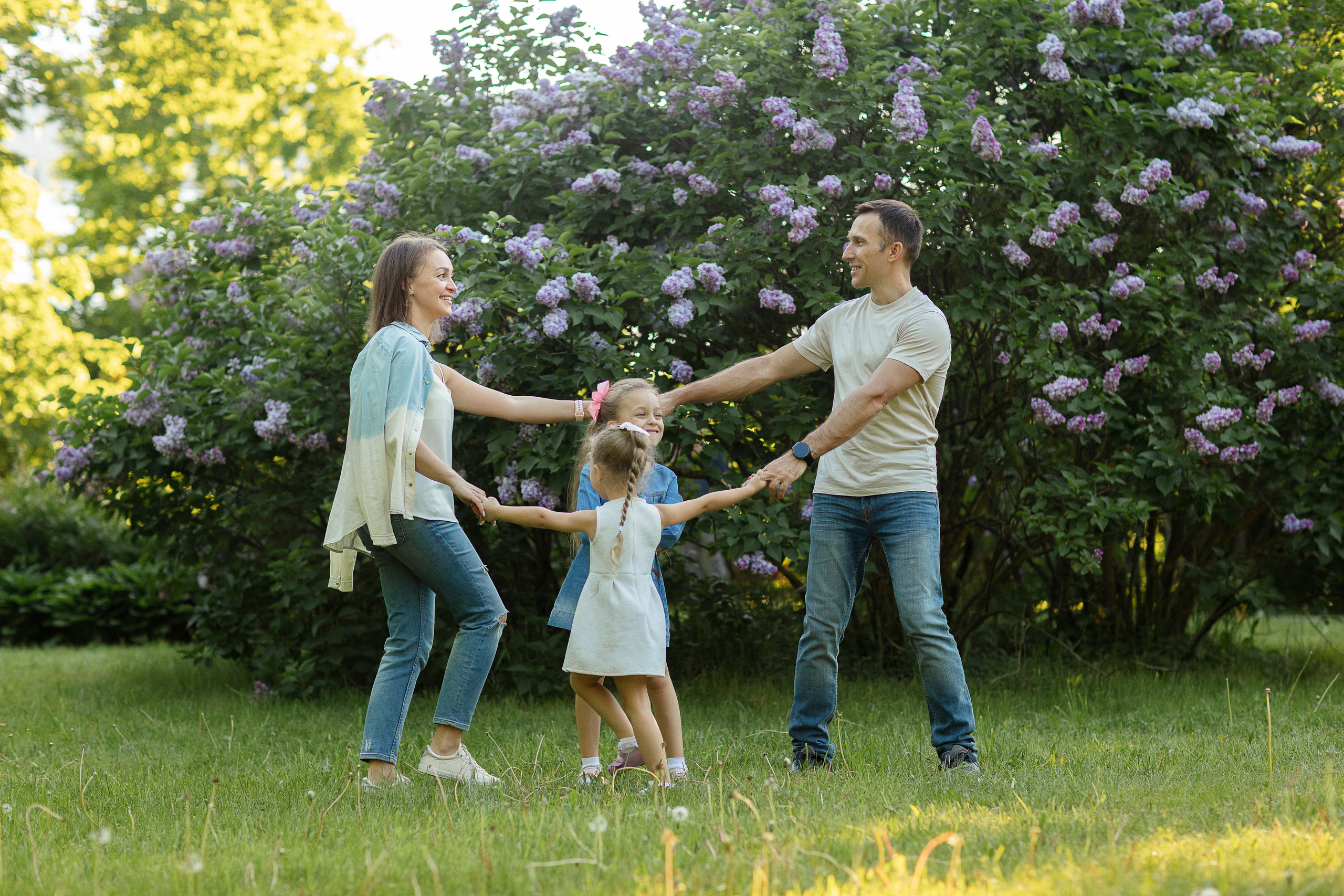 Алия — сирень в Сокольниках. Семейный и детский фотограф в Москве Олеся Маркина