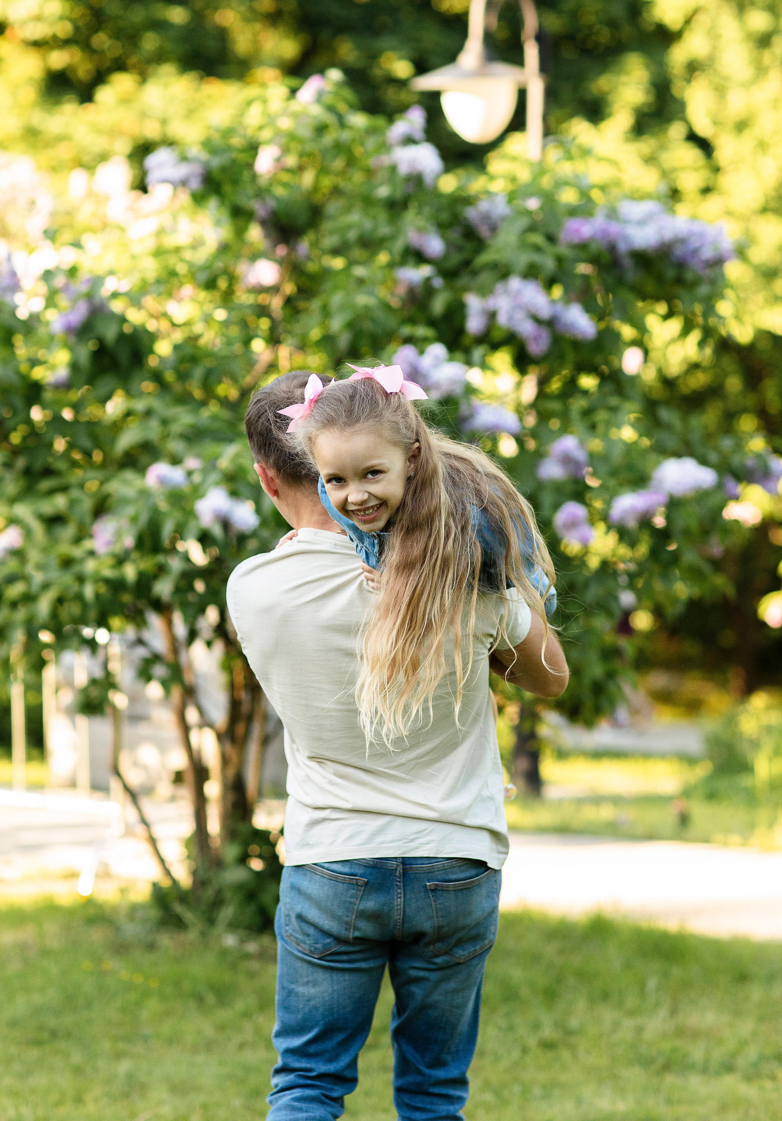 Алия — сирень в Сокольниках. Семейный и детский фотограф в Москве Олеся Маркина
