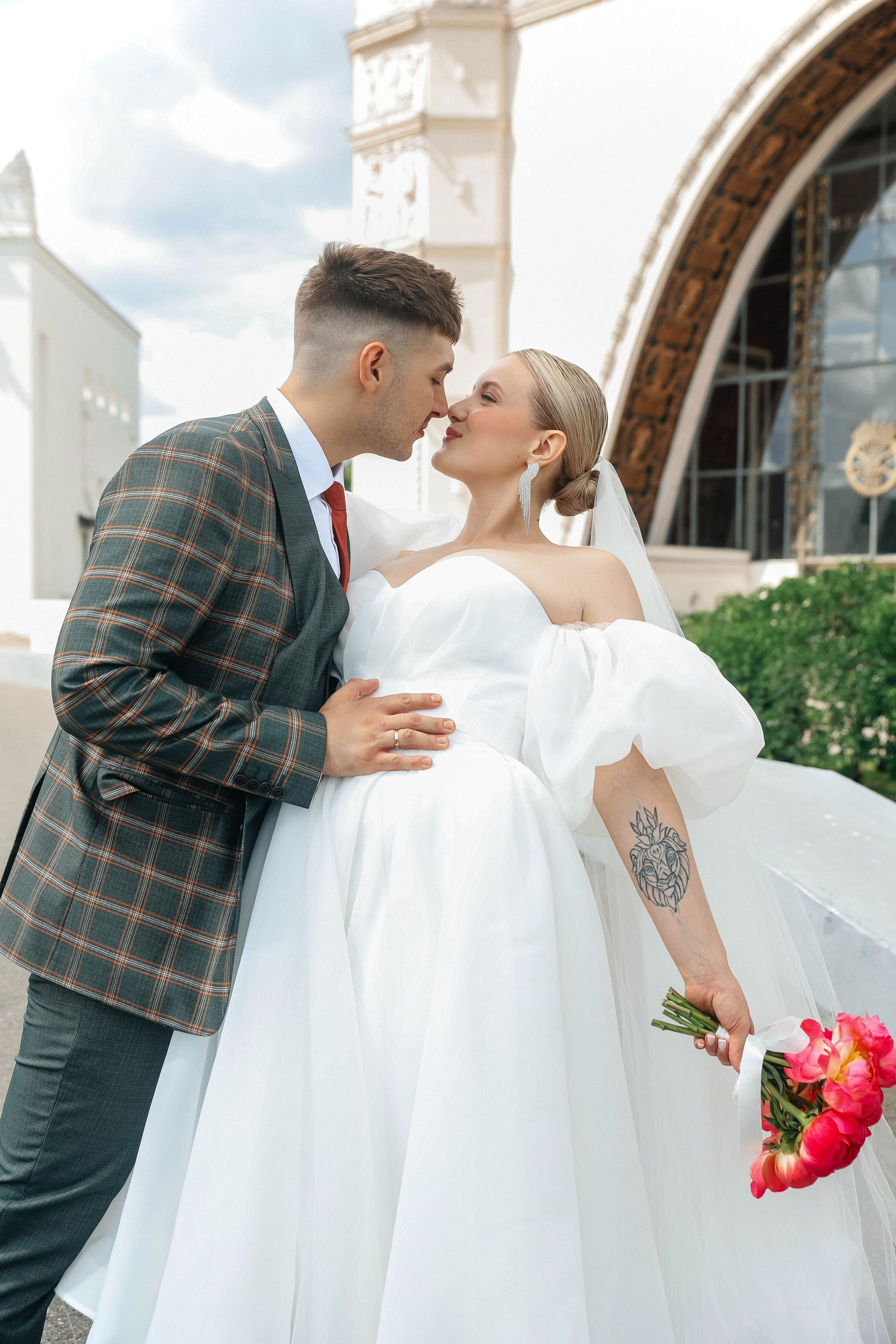 Свадебная фотопрогулка на ВДНХ. Свадебный и семейный фотограф в Москве